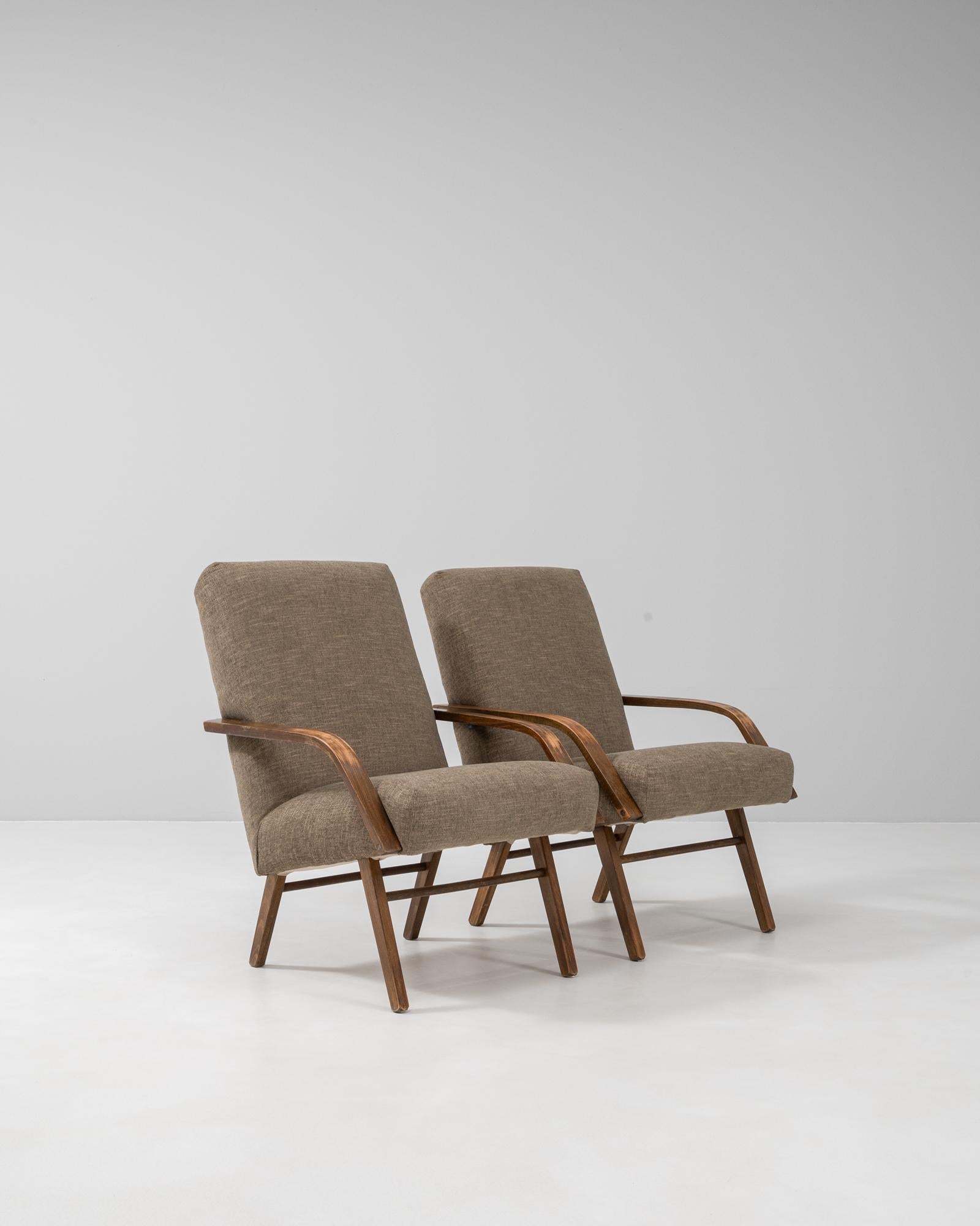 Paire de fauteuils tapissés tchèques des années 1960 par TON en vente 3