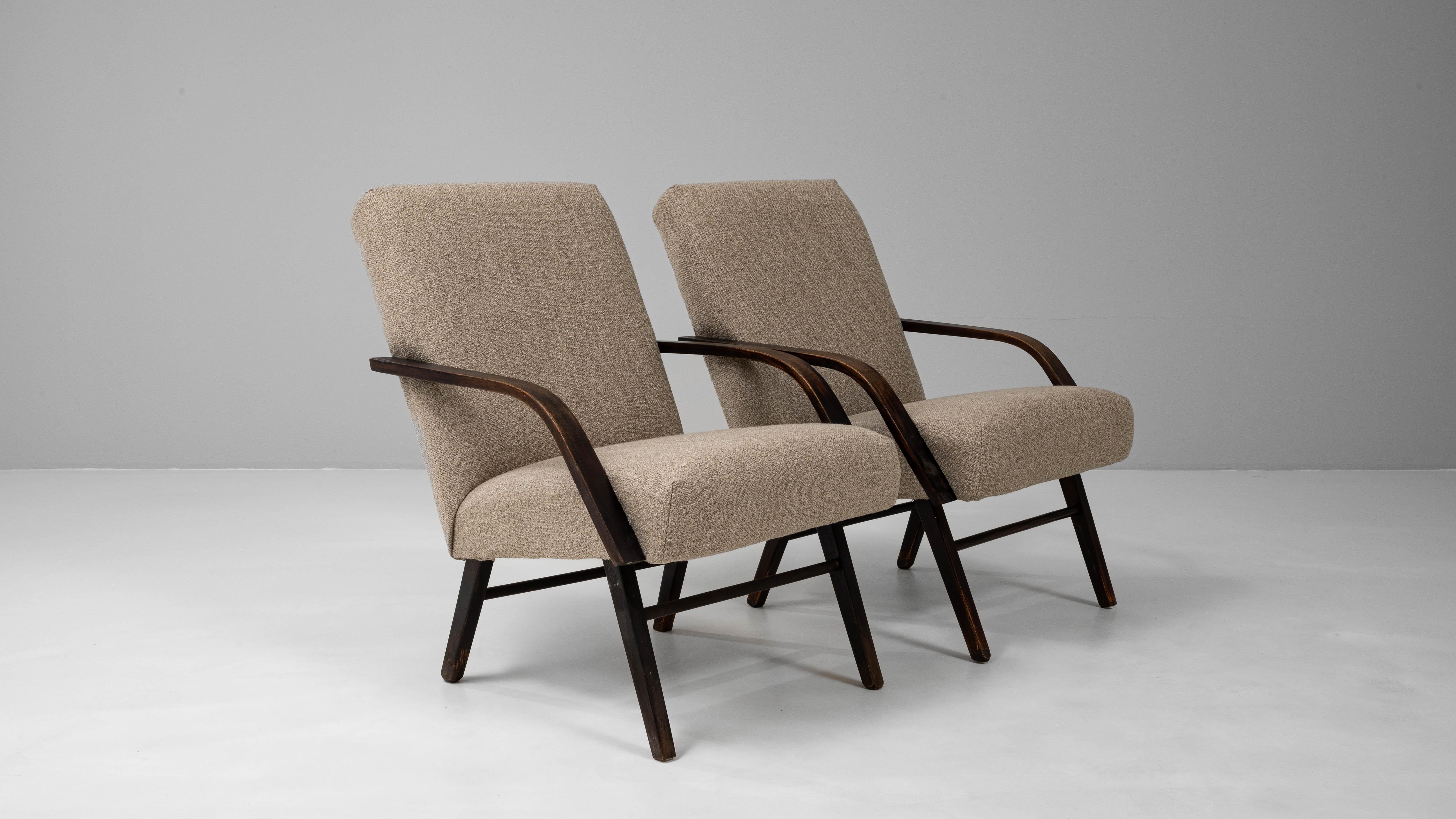 Paire de fauteuils tapissés tchèques des années 1960 en vente 4