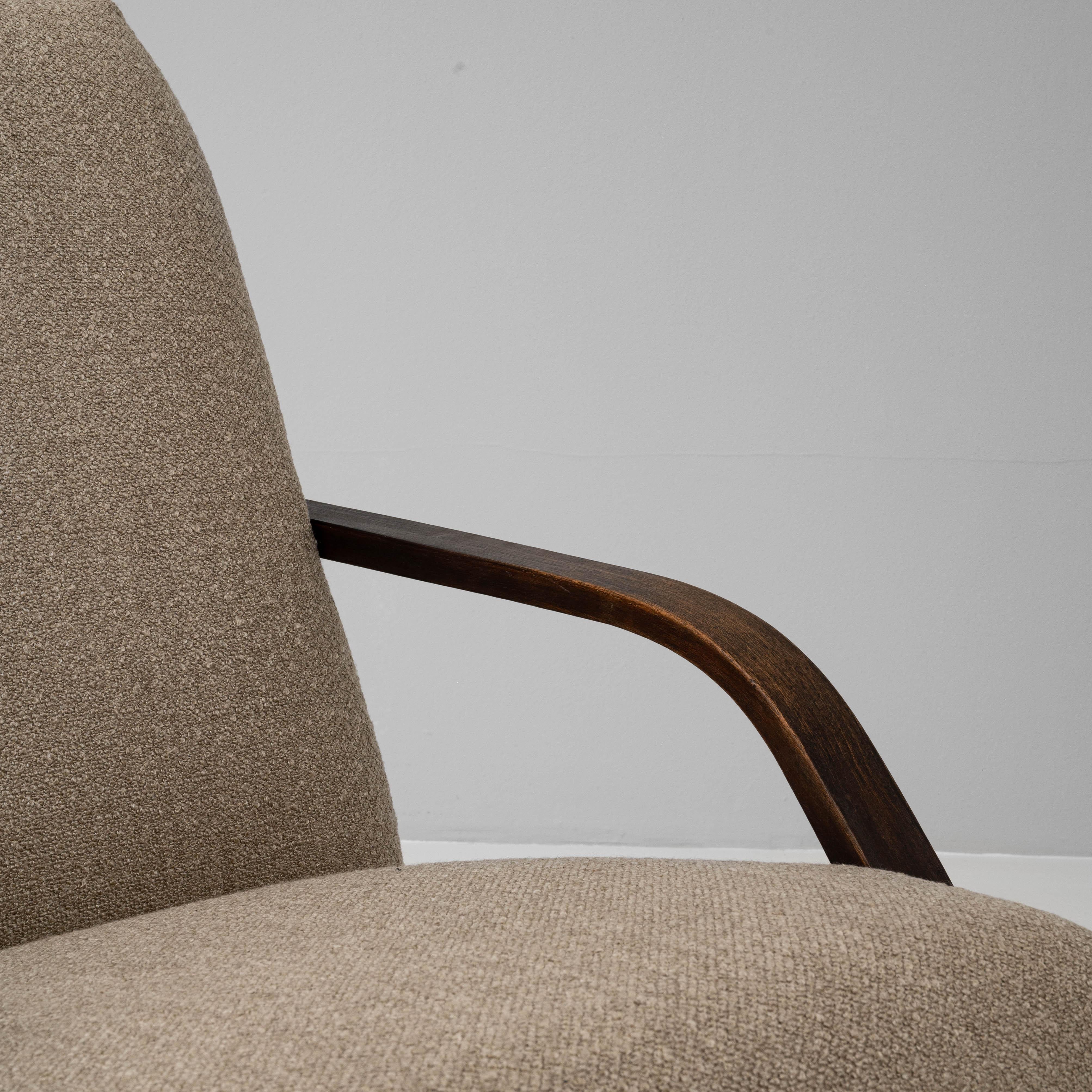 Paire de fauteuils tapissés tchèques des années 1960 en vente 6