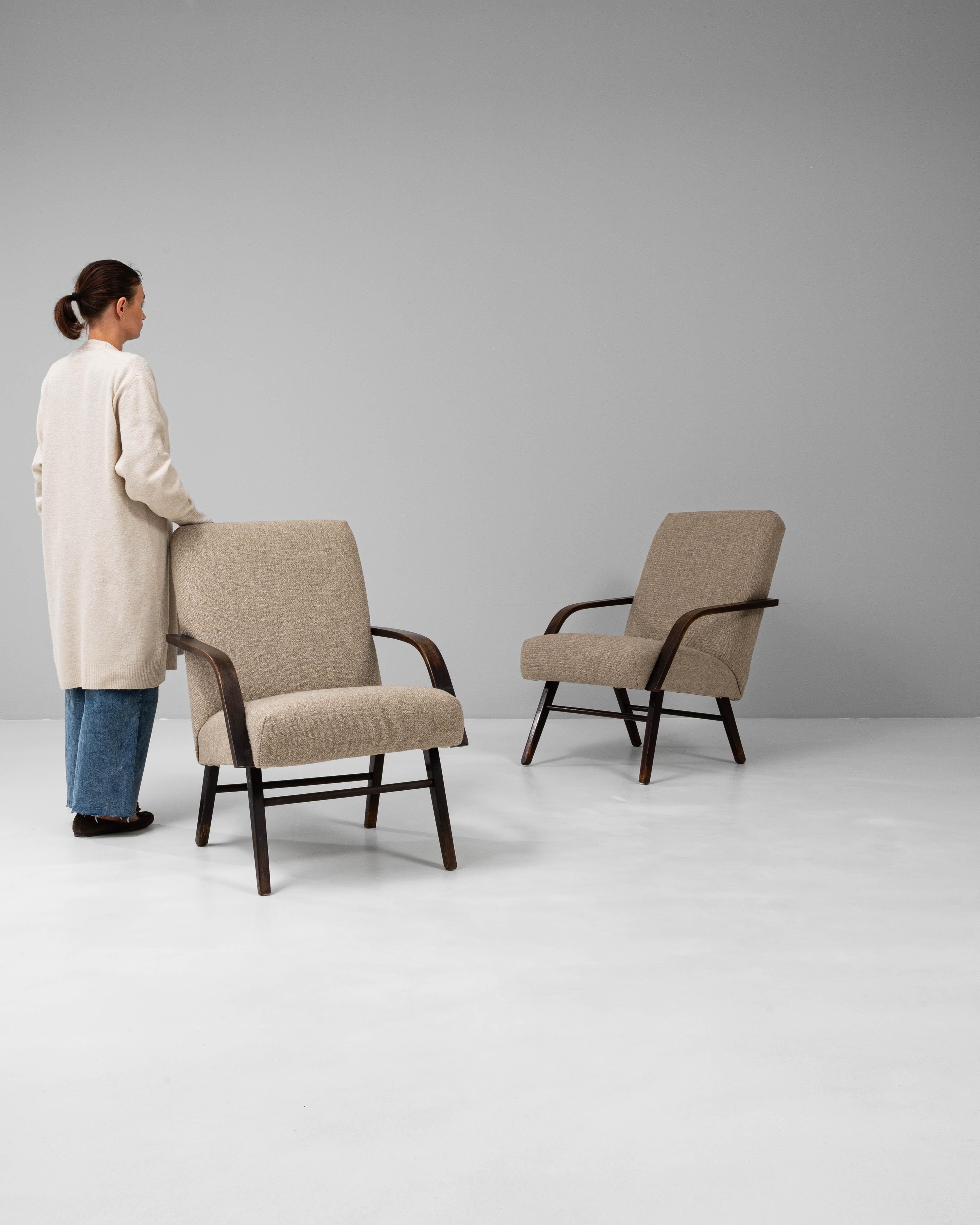 Tchèque Paire de fauteuils tapissés tchèques des années 1960 en vente