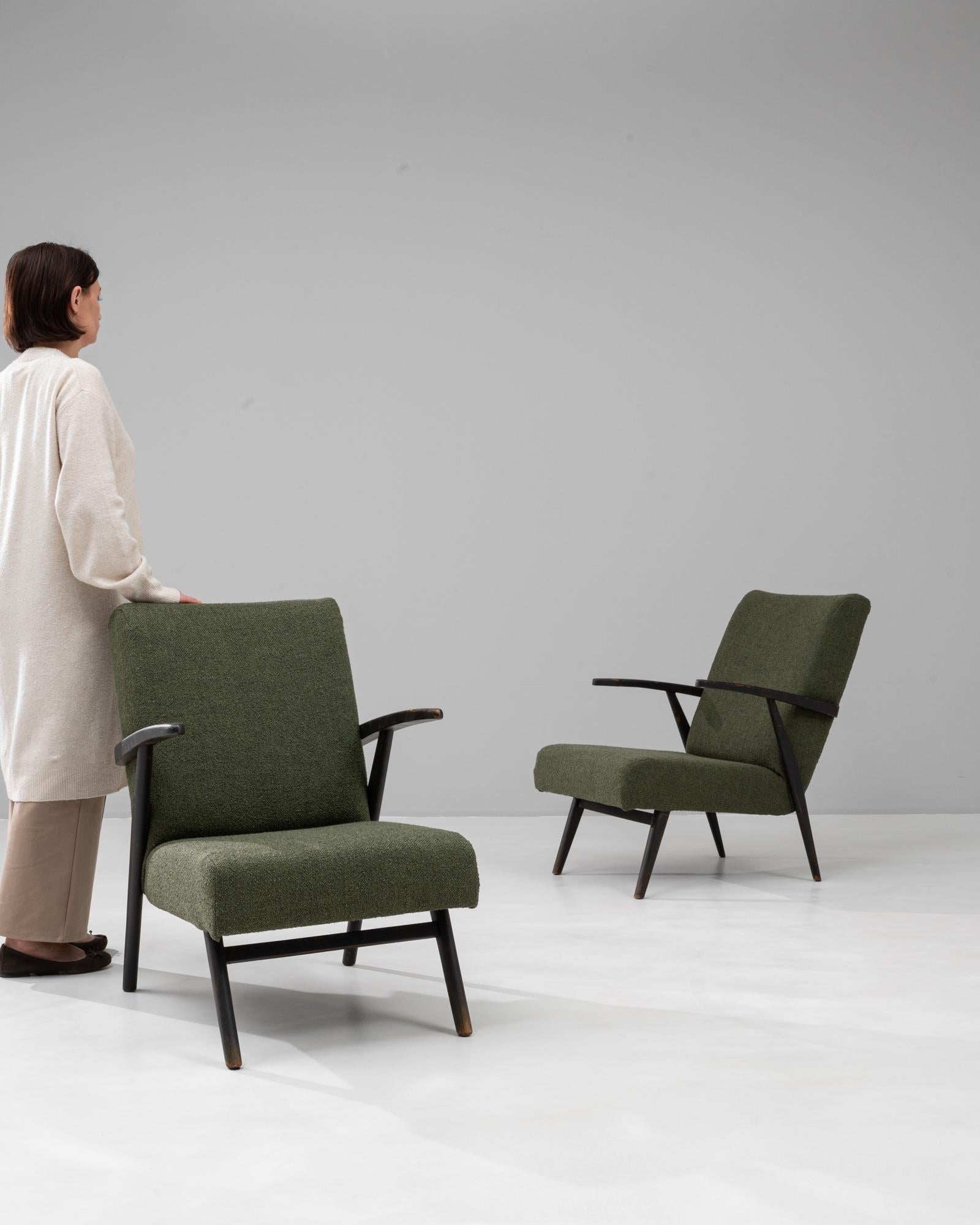 Paar tschechische gepolsterte Sessel aus den 1960er Jahren (Tschechisch) im Angebot