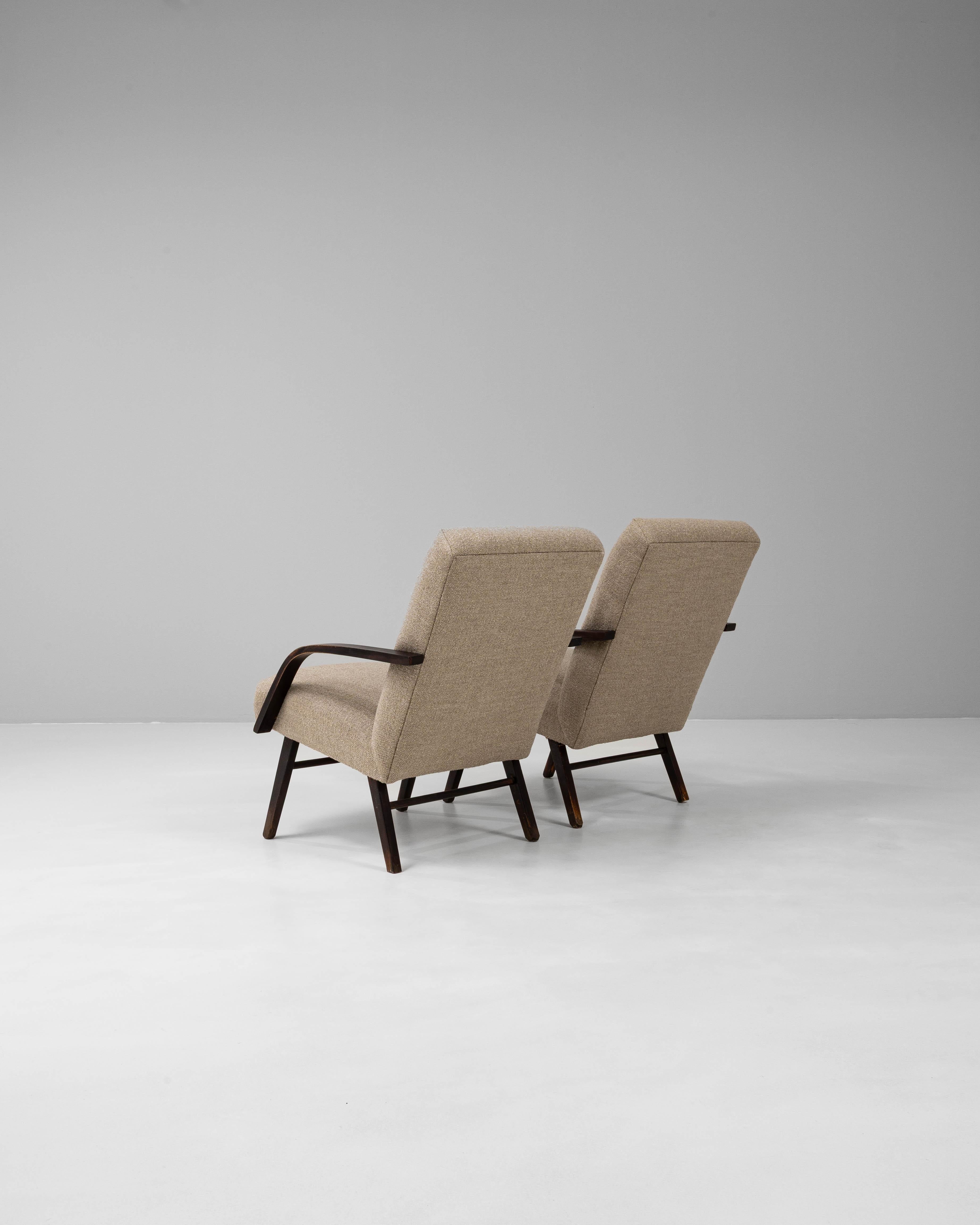 Tissu d'ameublement Paire de fauteuils tapissés tchèques des années 1960 en vente