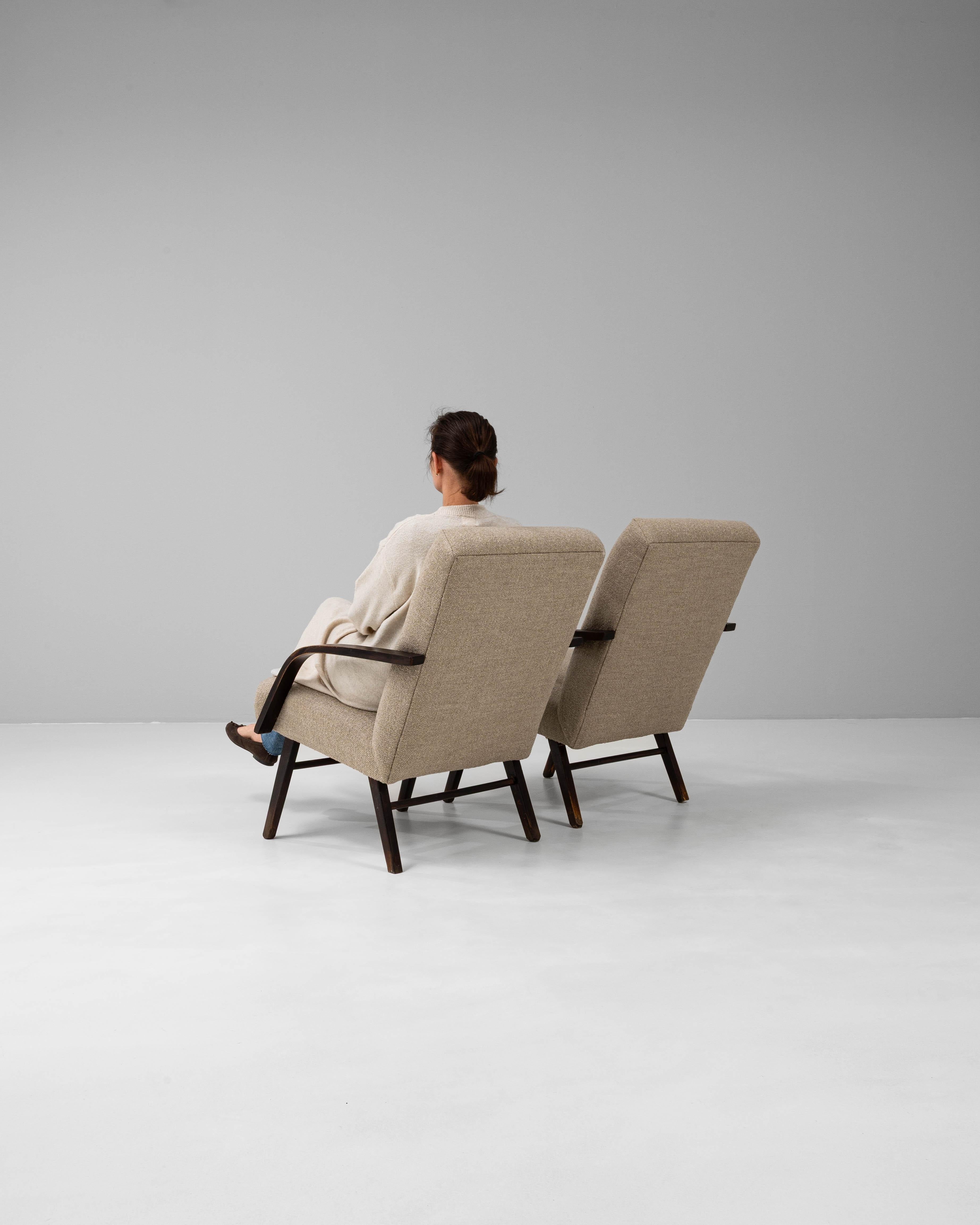 Paire de fauteuils tapissés tchèques des années 1960 en vente 1