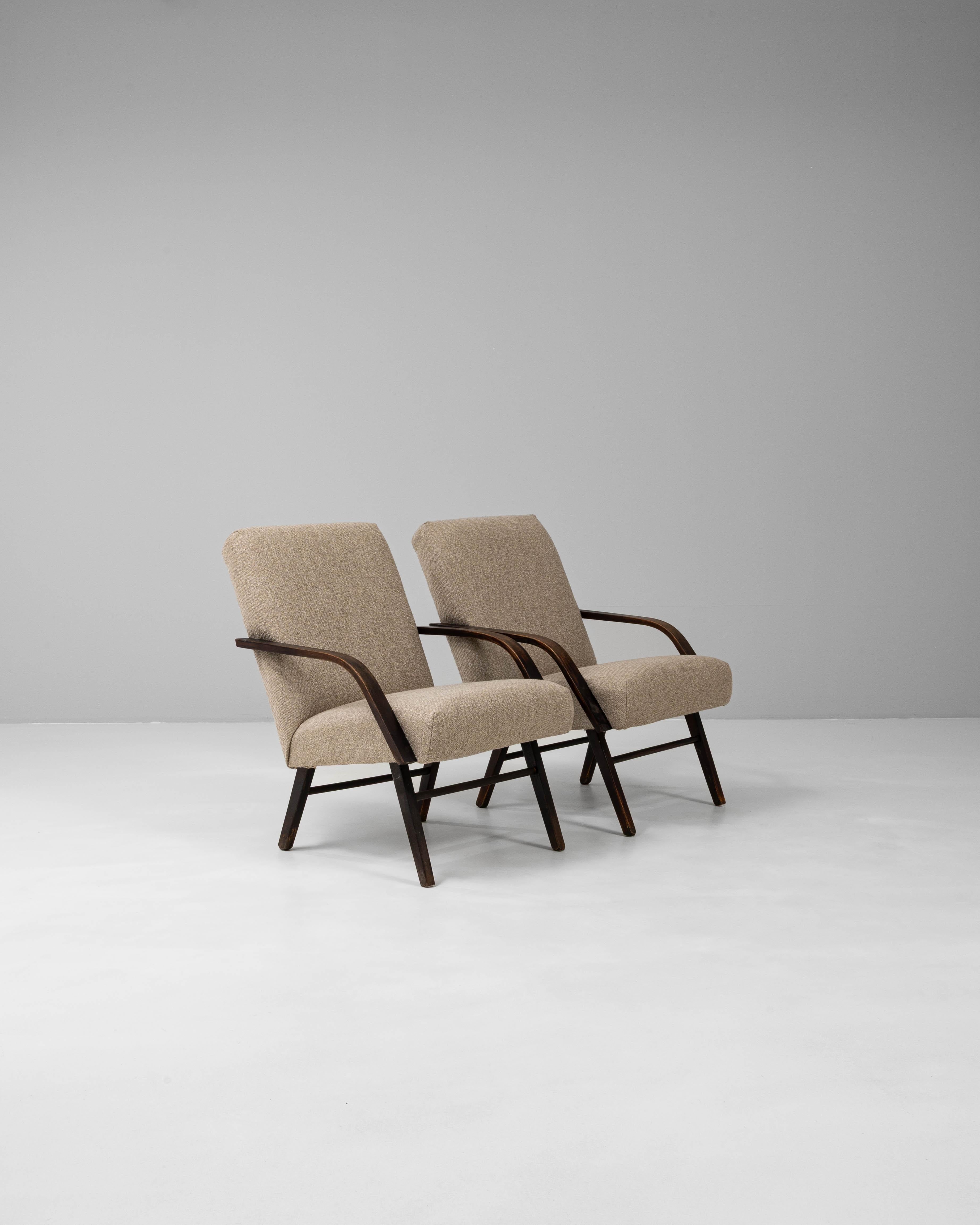 Paire de fauteuils tapissés tchèques des années 1960 en vente 2