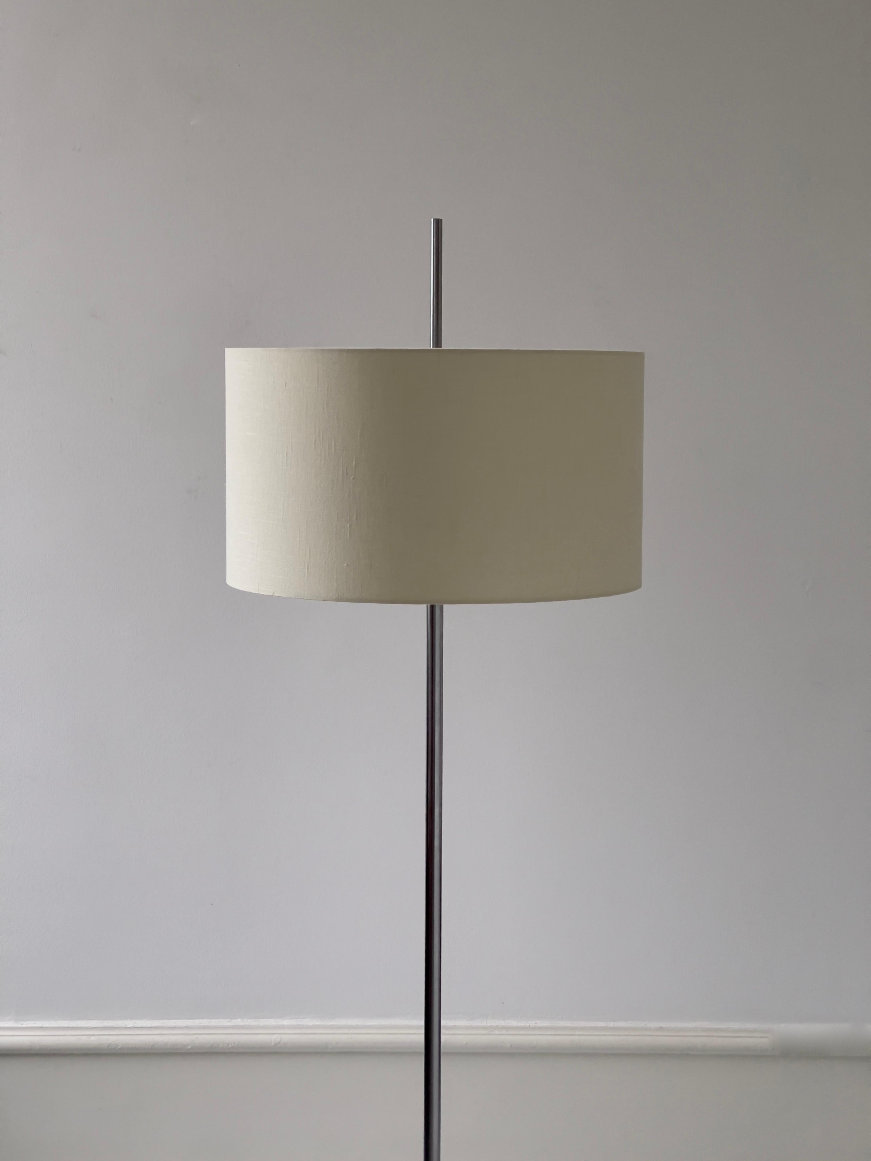 Paire de lampadaires danois des années 1960 par Jo Hammerborg avec nouveaux abat-jour en vente 3