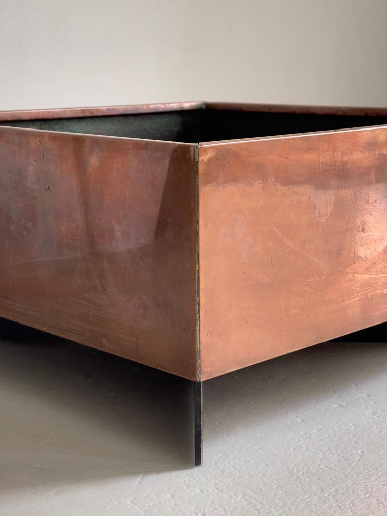 Pair of  1960s danish modern planters in patinated copper and black paint steel. For Sale 3