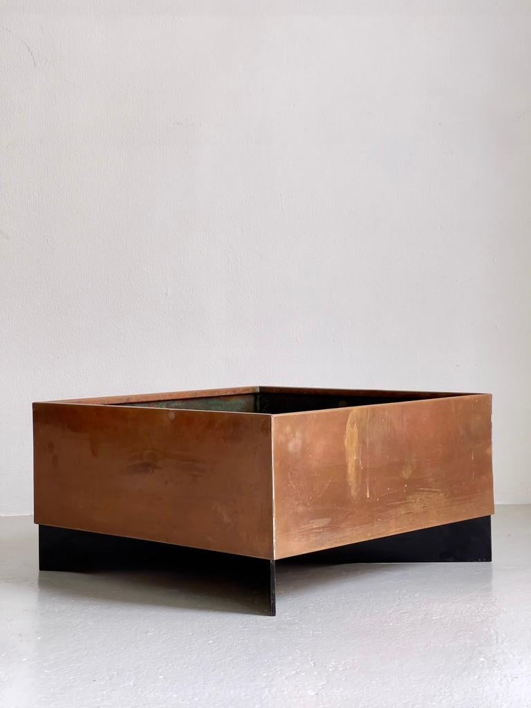 Pair of  1960s danish modern planters in patinated copper and black paint steel. For Sale 5