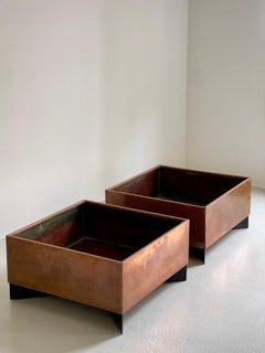 Coppia di  Fioriere moderne danesi degli anni '60 in rame patinato e acciaio verniciato nero.