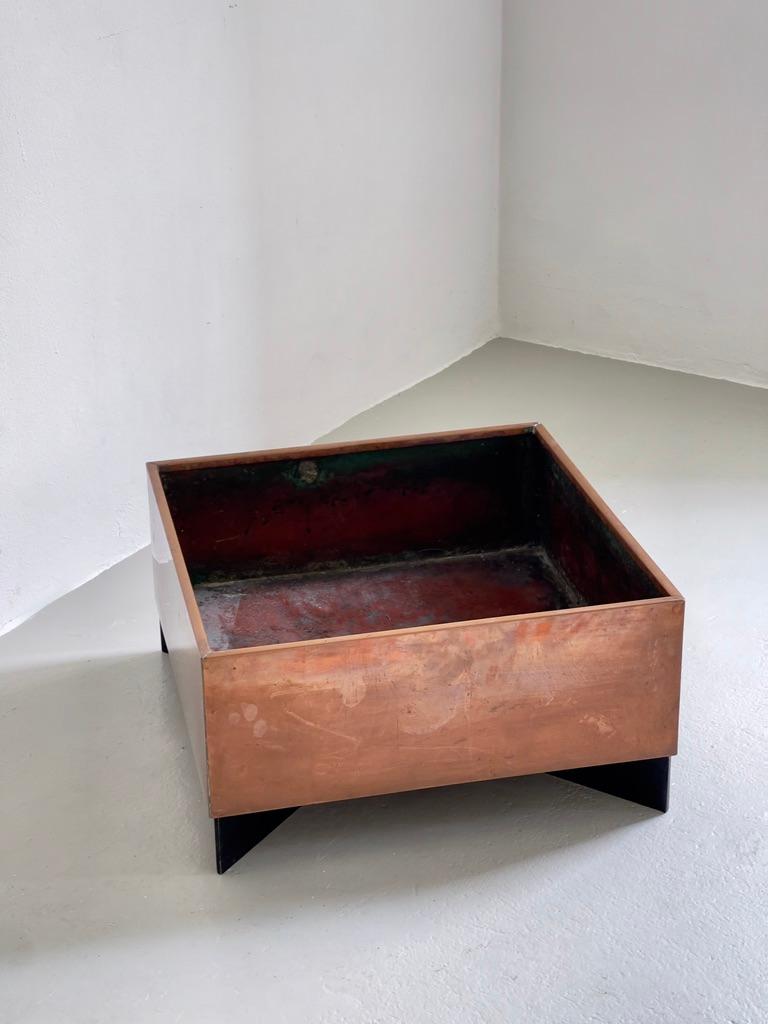 Danish Pair of  1960s danish modern planters in patinated copper and black paint steel. For Sale