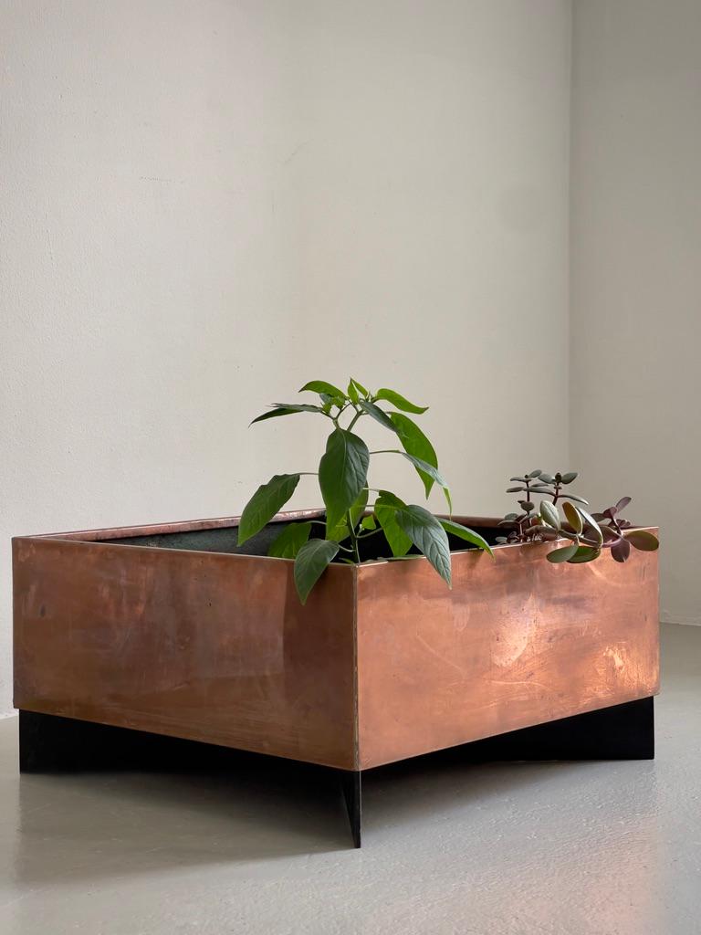 Welded Pair of  1960s danish modern planters in patinated copper and black paint steel. For Sale