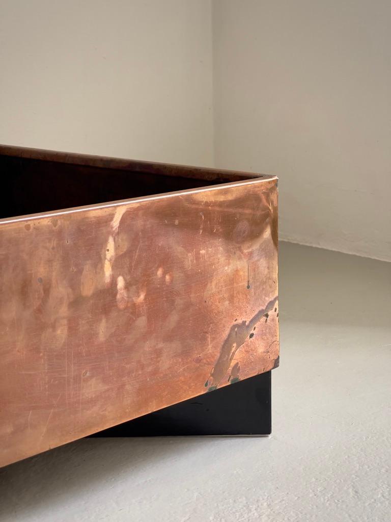 Pair of  1960s danish modern planters in patinated copper and black paint steel. In Good Condition For Sale In København K, 84