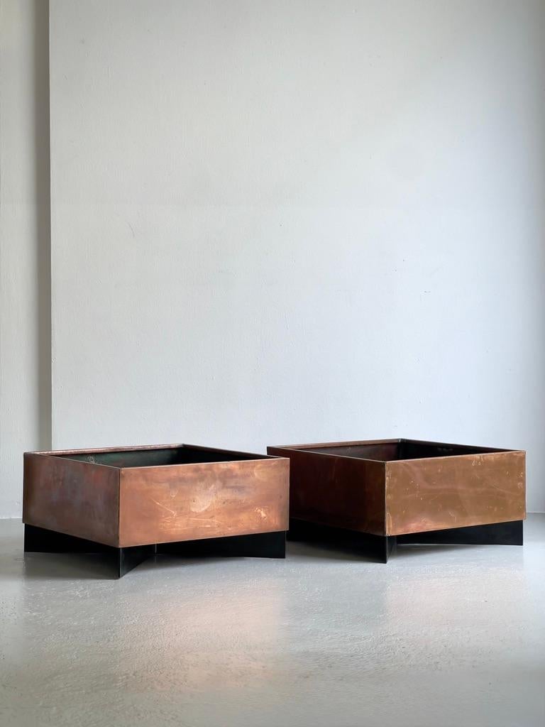 Pair of  1960s danish modern planters in patinated copper and black paint steel. For Sale 1