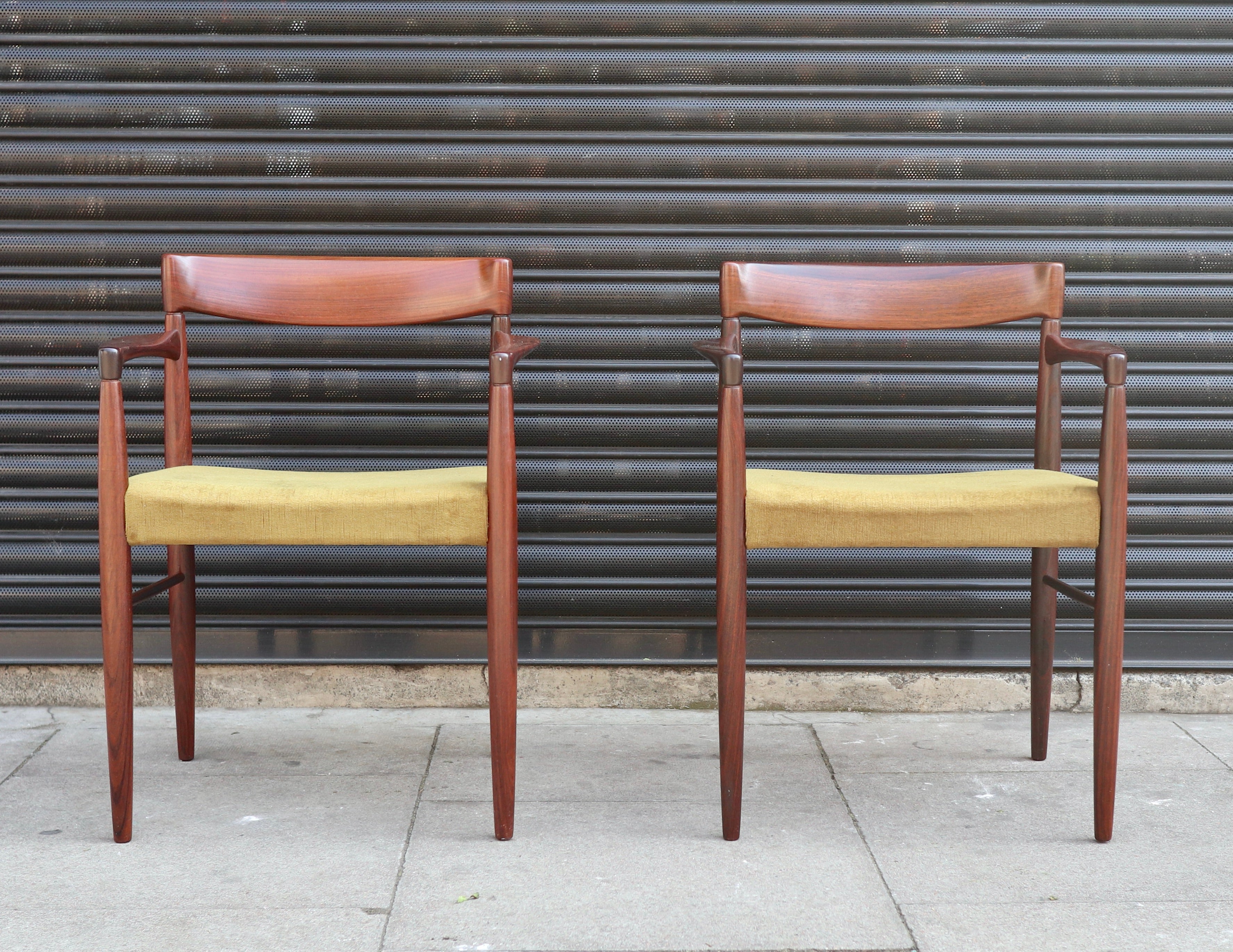 Ein schönes und stilvolles Paar dänischer Schnitzerstühle aus massivem Palisanderholz aus den 1960er Jahren, gepolstert mit dem originalen gelben Veloursstoff.  Diese von H. W. Klein entworfenen Stühle wurden von Bramin hergestellt und befinden sich