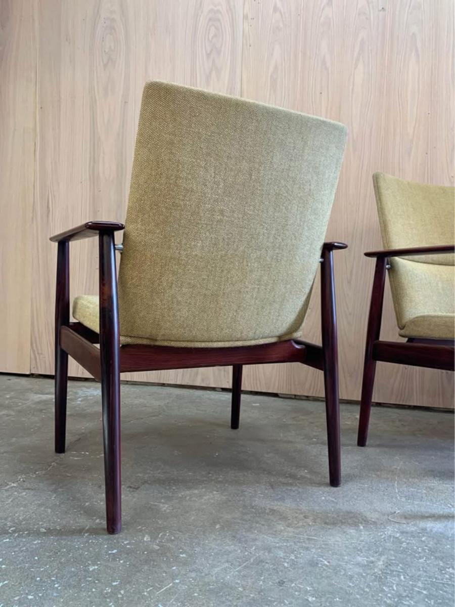 Dieses elegante Paar dänischer Palisanderstühle aus den 1960er Jahren wird dem bekannten Designer Arne Vodder zugeschrieben, der für seine raffinierten, organischen Formen und seine außergewöhnliche Handwerkskunst bekannt ist. Diese aus massivem