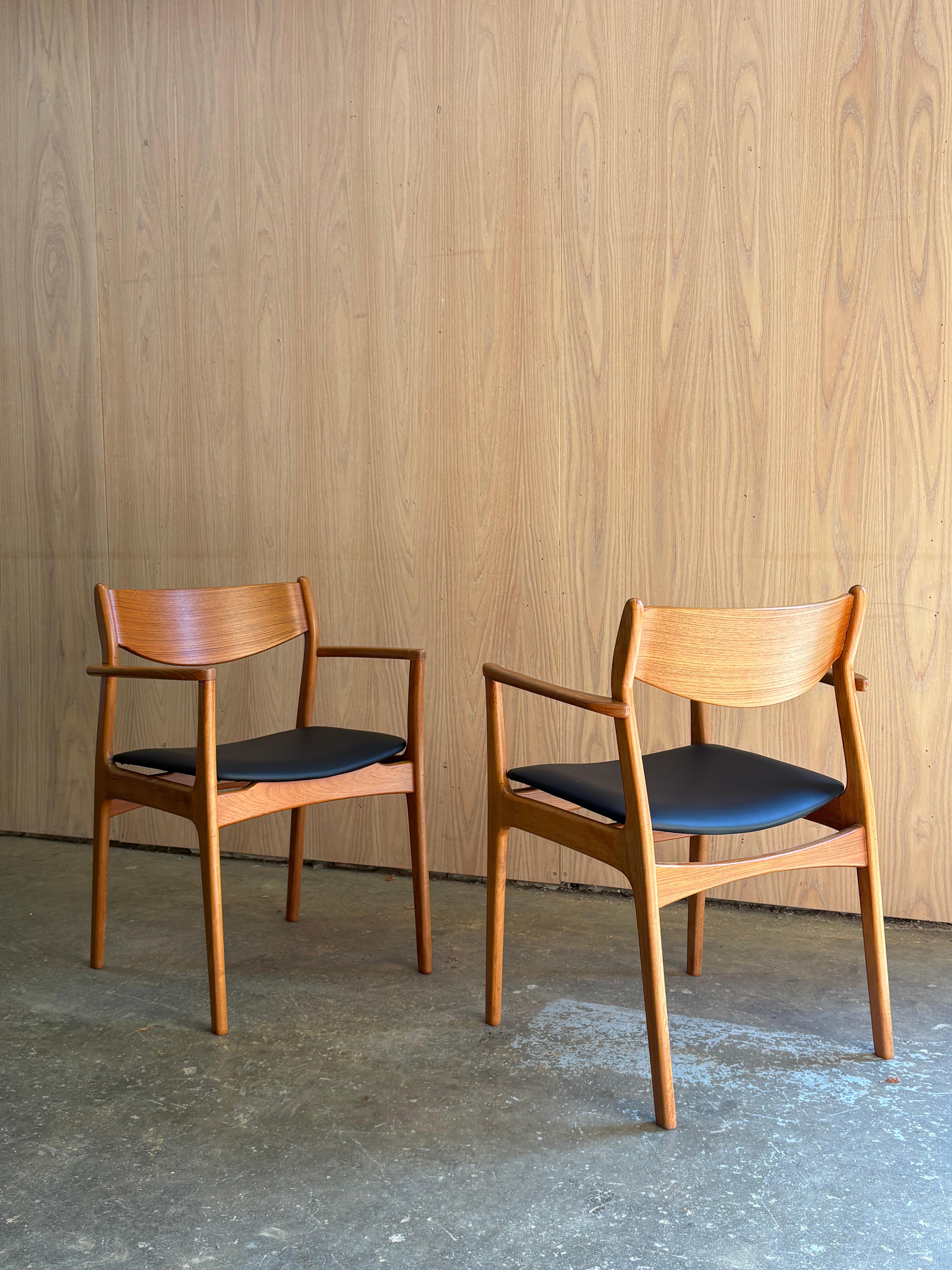 Une paire intemporelle de fauteuils danois des années 1960 par Eleg pour Farsö Stolefabrik, fraîchement restaurés et mettant en valeur l'élégance sculpturale qui définit le design danois du milieu du siècle.

Les cadres en teck massif ont été