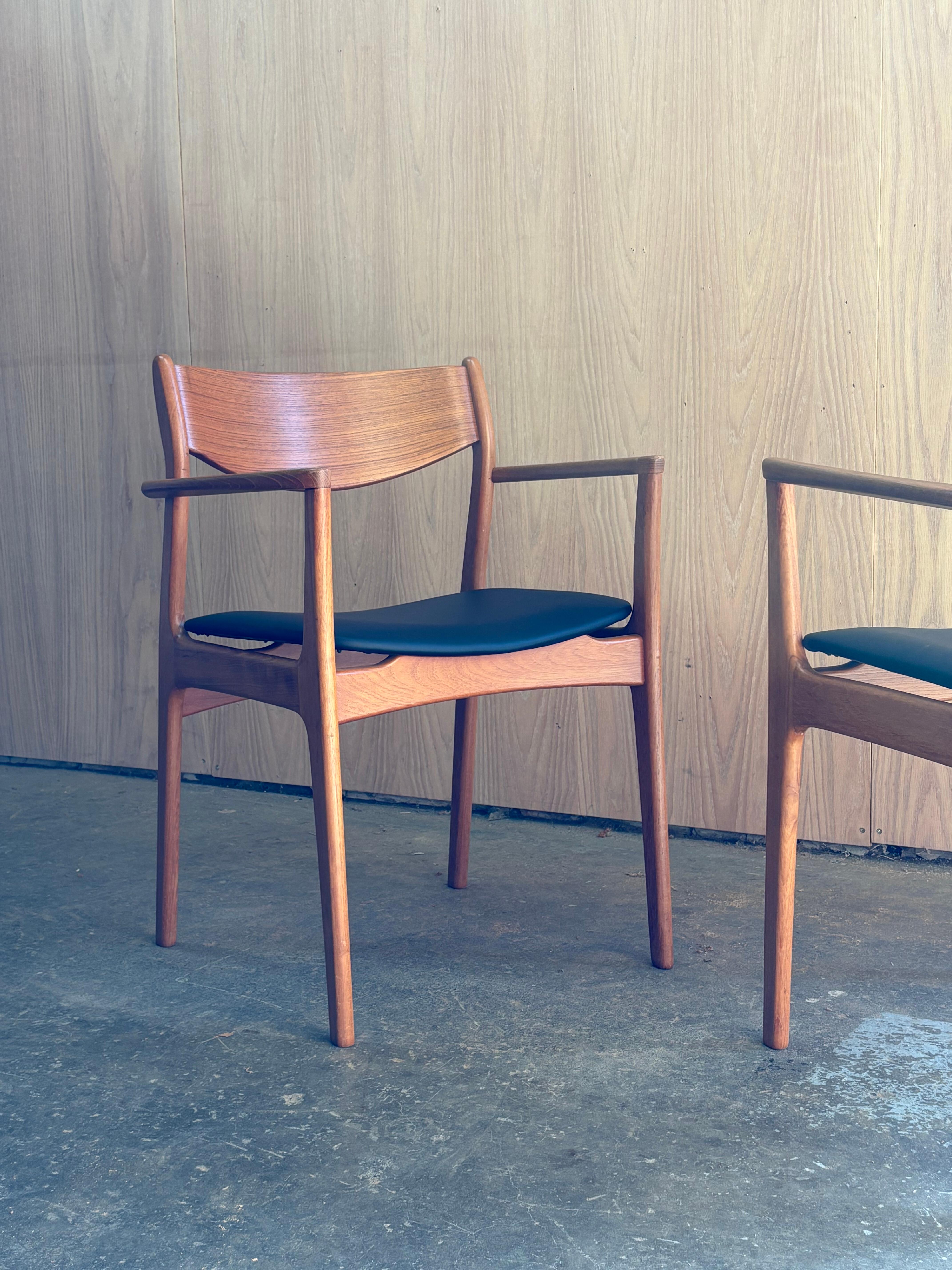 Paire de fauteuils en teck danois des années 1960 par Erik Buch pour Farsö Stolefabrik Excellent état - En vente à Victoria, BC