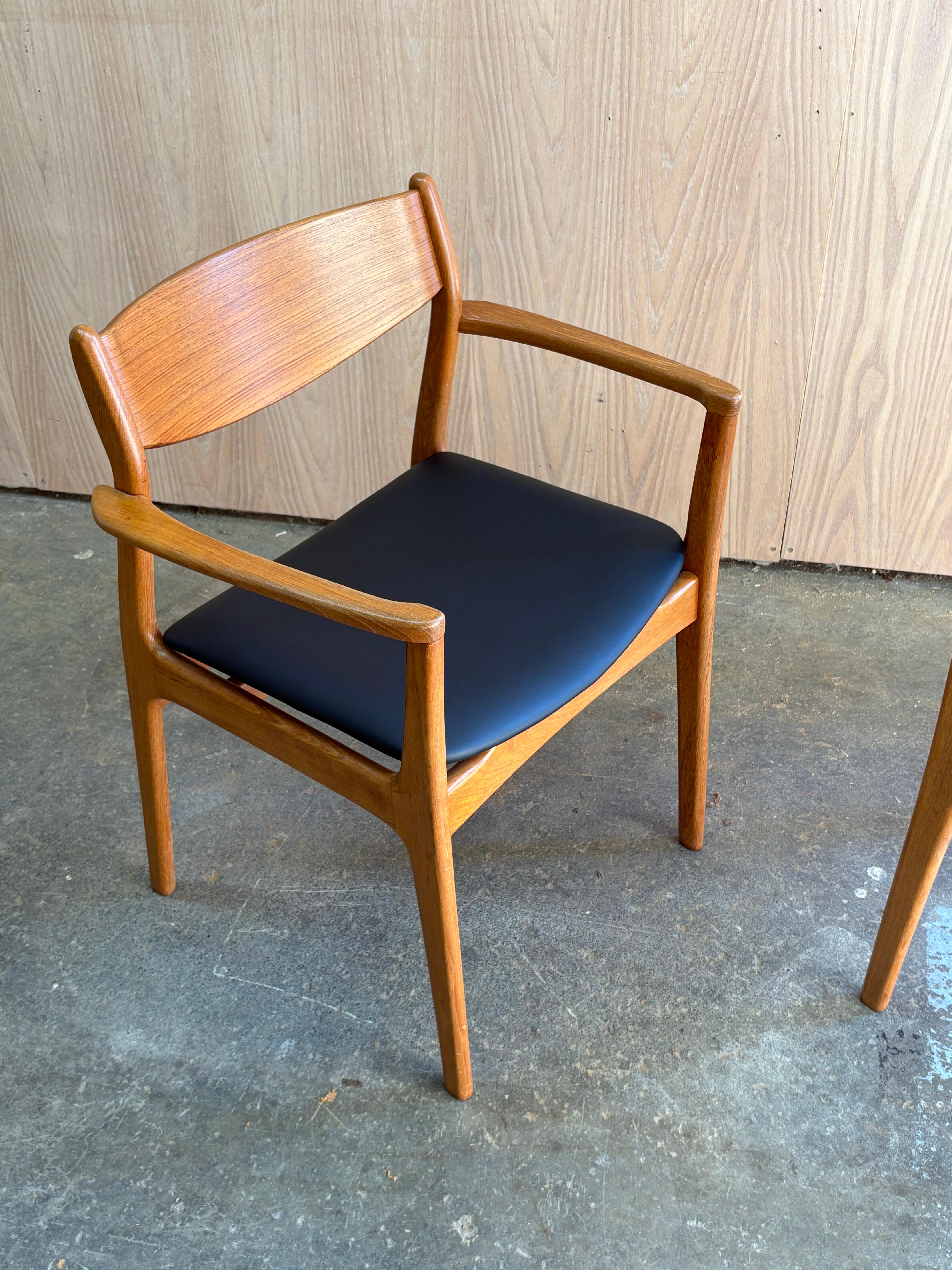 Milieu du XXe siècle Paire de fauteuils en teck danois des années 1960 par Erik Buch pour Farsö Stolefabrik en vente