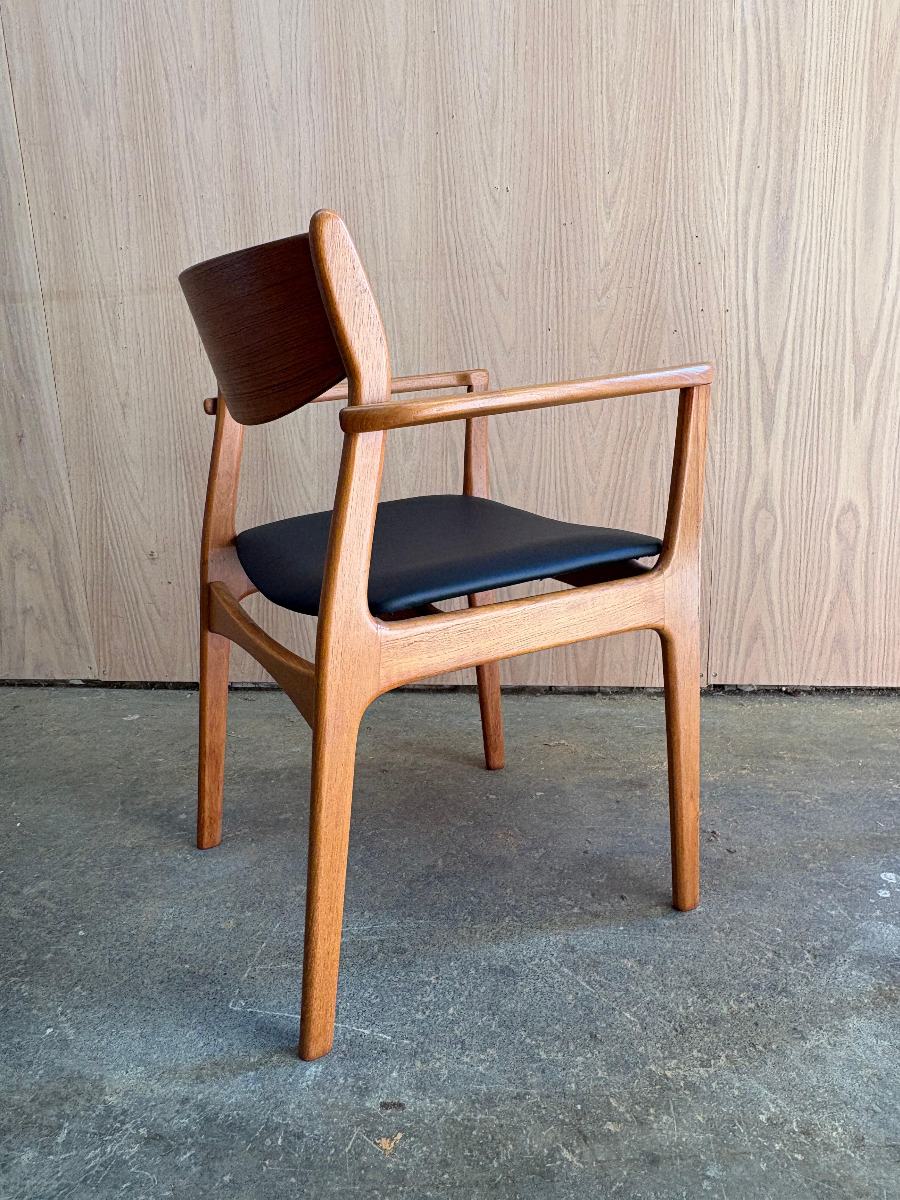 Paire de fauteuils en teck danois des années 1960 par Erik Buch pour Farsö Stolefabrik en vente 2