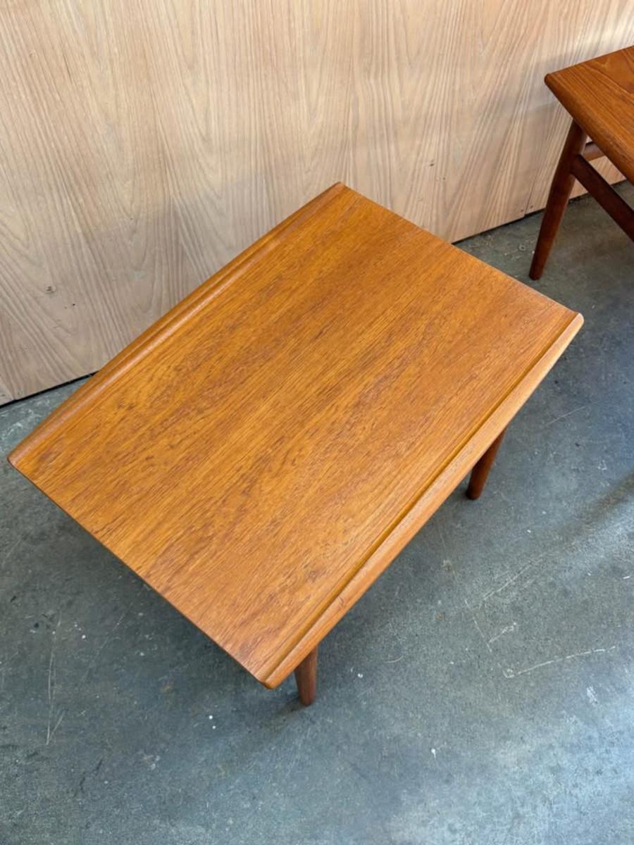 Pareja de muebles auxiliares daneses de teca de los años 60  Mesas auxiliares by Grete Jalk Moderno de mediados de siglo en venta
