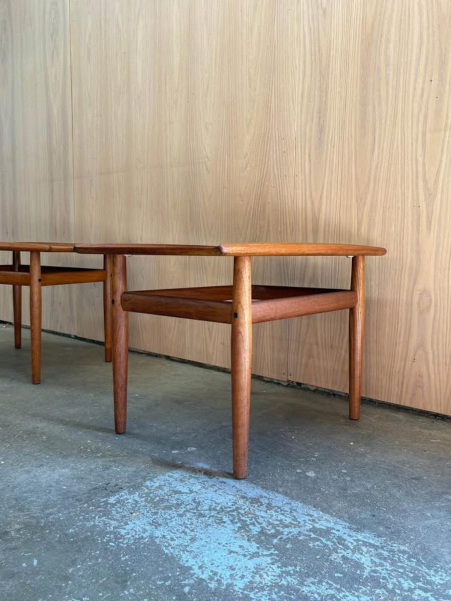 Pareja de muebles auxiliares daneses de teca de los años 60  Mesas auxiliares by Grete Jalk Teca en venta