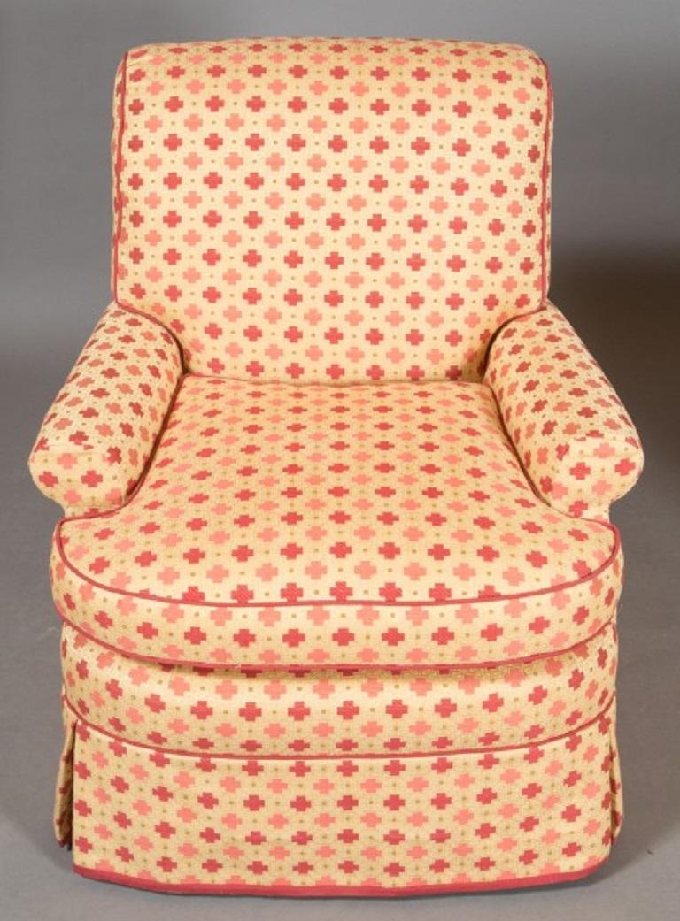 Paire de fauteuils de salon pivotants décoratifs rembourrés des années 1960. Les chaises ont des sièges rembourrés de duvet.