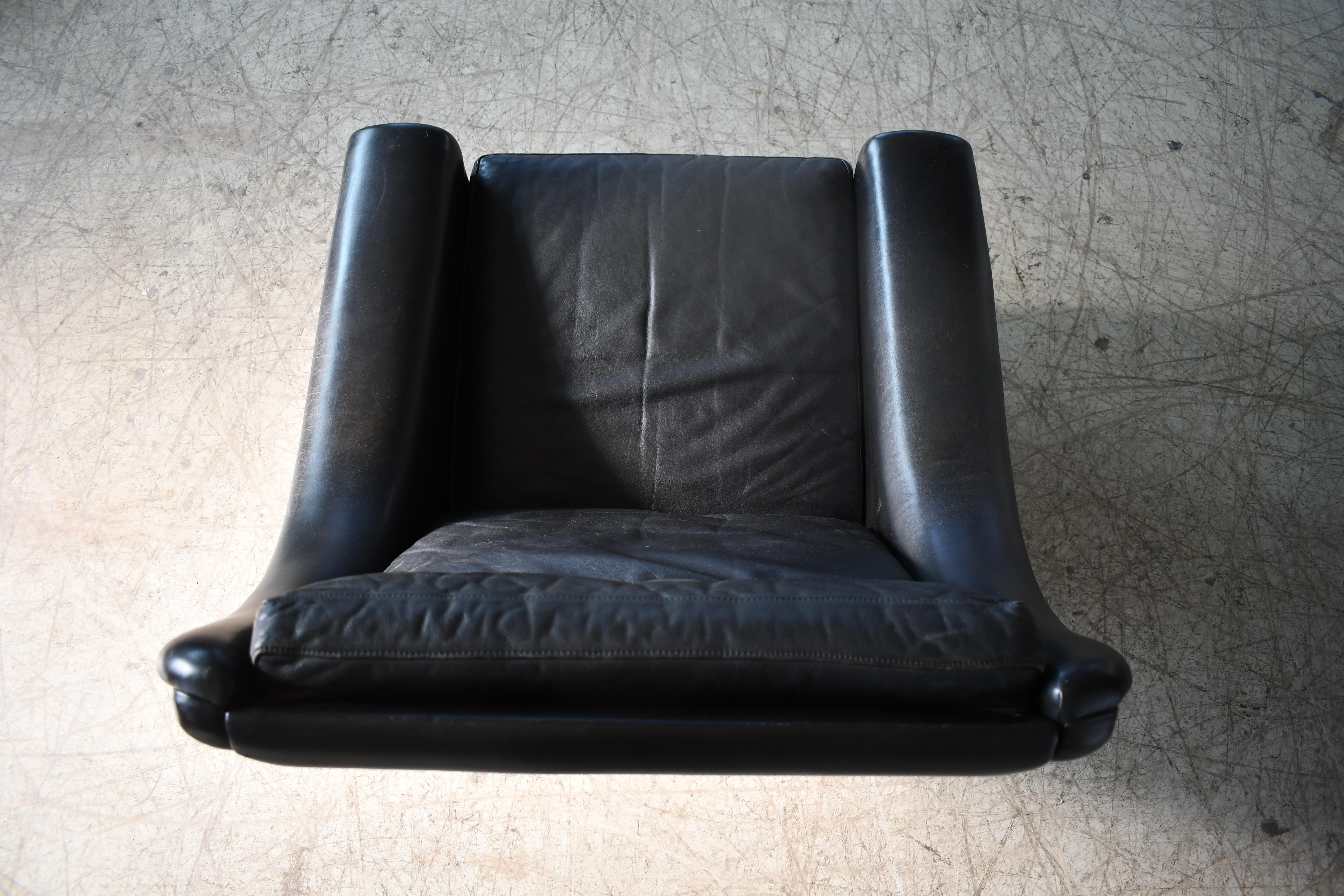 Pair of 1960s Easy Lounge Chairs Model Matador in Black Leather and Teak Base For Sale 3