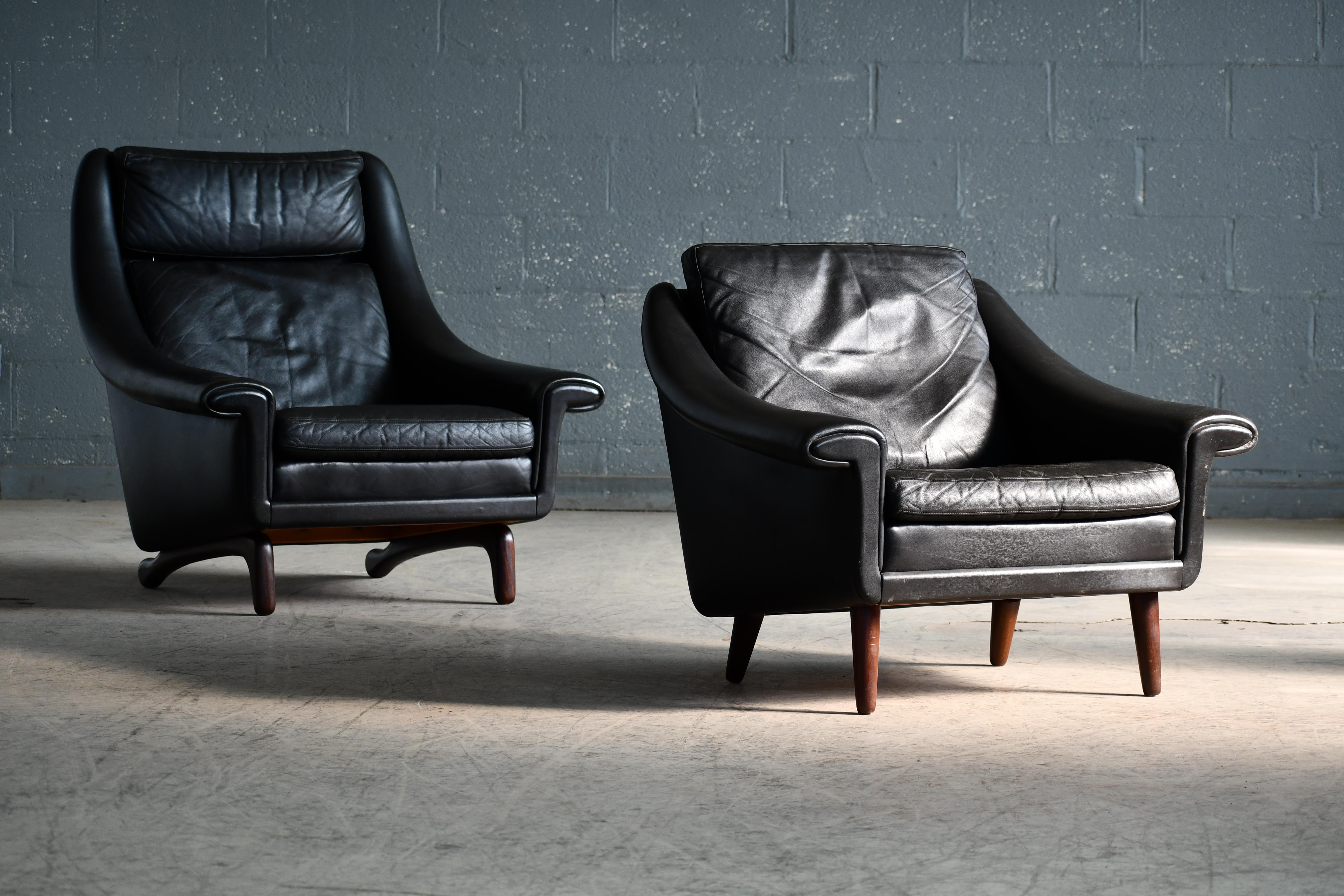 Paire de fauteuils Easy Lounge des années 1960, modèle Matador, en cuir noir et base en teck en vente 5