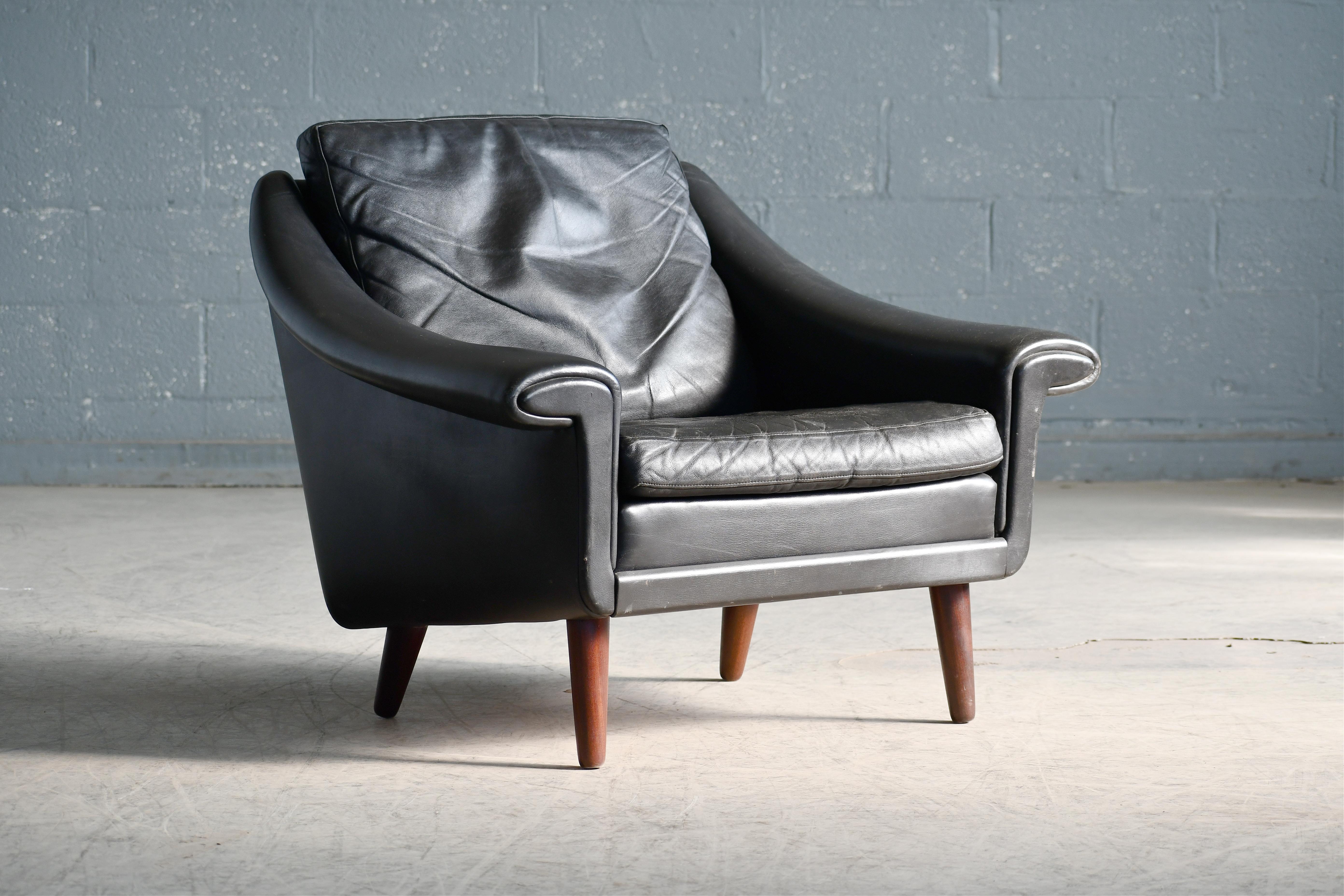 Mid-Century Modern Paire de fauteuils Easy Lounge des années 1960, modèle Matador, en cuir noir et base en teck en vente