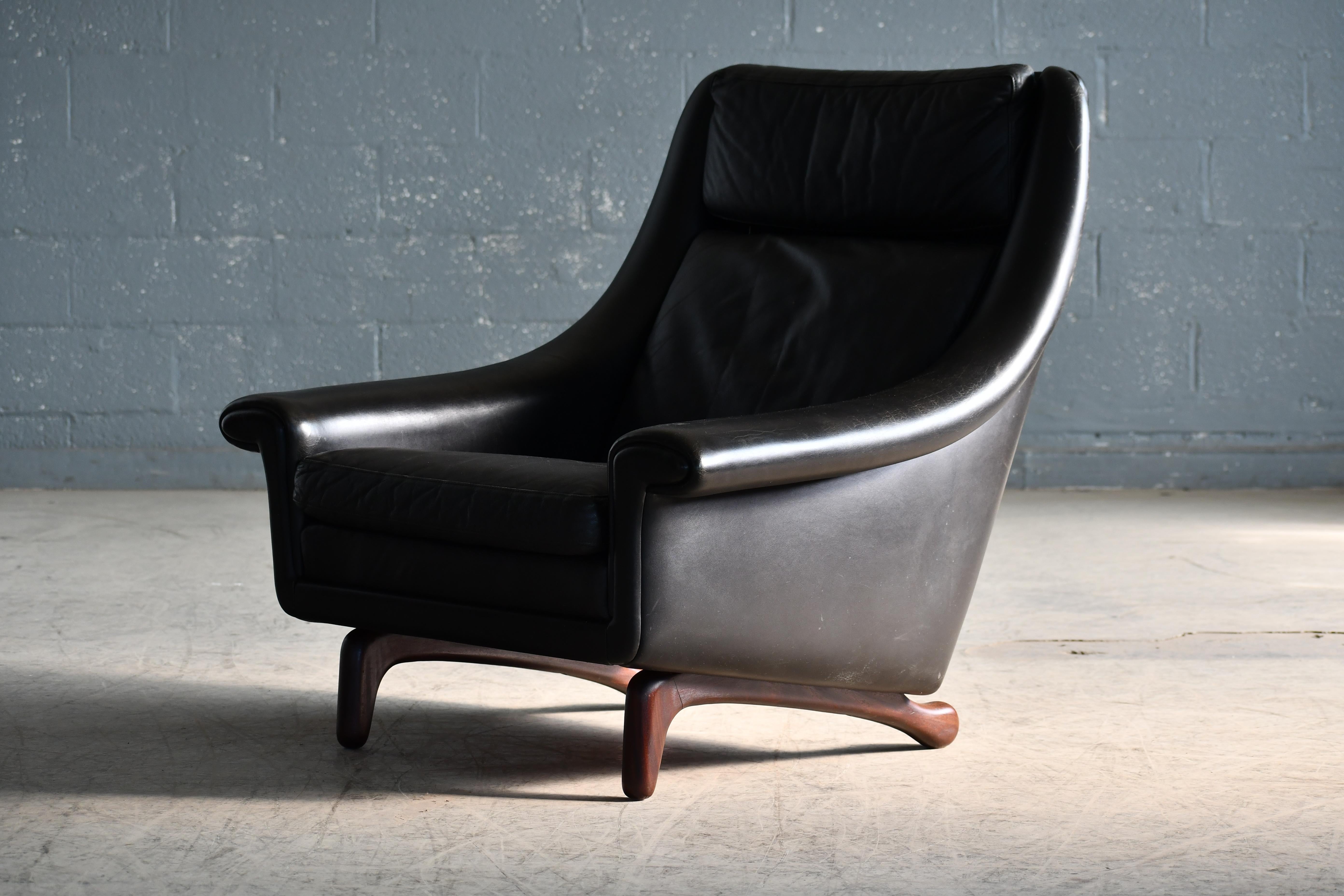 Danois Paire de fauteuils Easy Lounge des années 1960, modèle Matador, en cuir noir et base en teck en vente