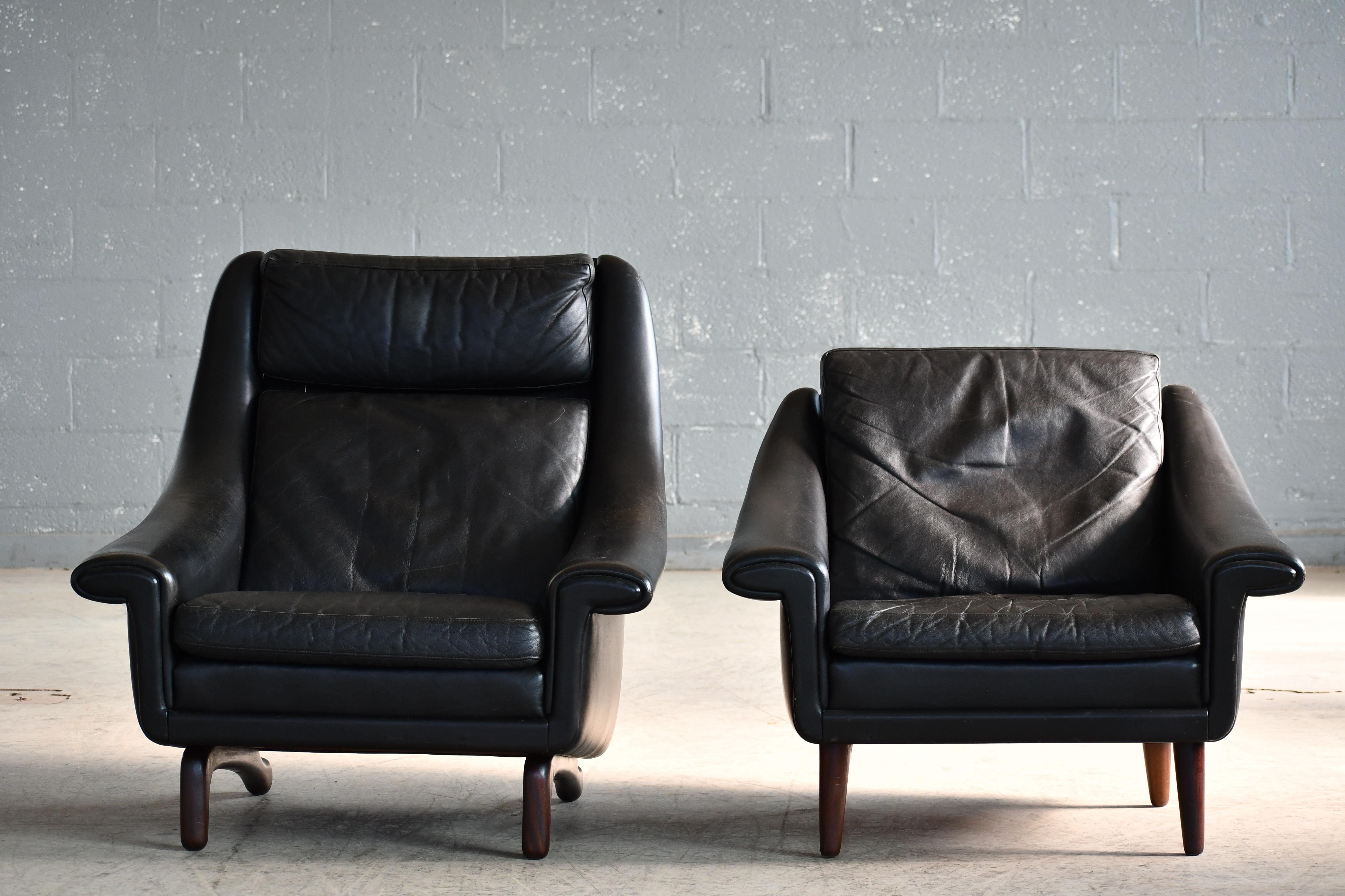 Pair of 1960s Easy Lounge Chairs Model Matador in Black Leather and Teak Base In Good Condition For Sale In Bridgeport, CT
