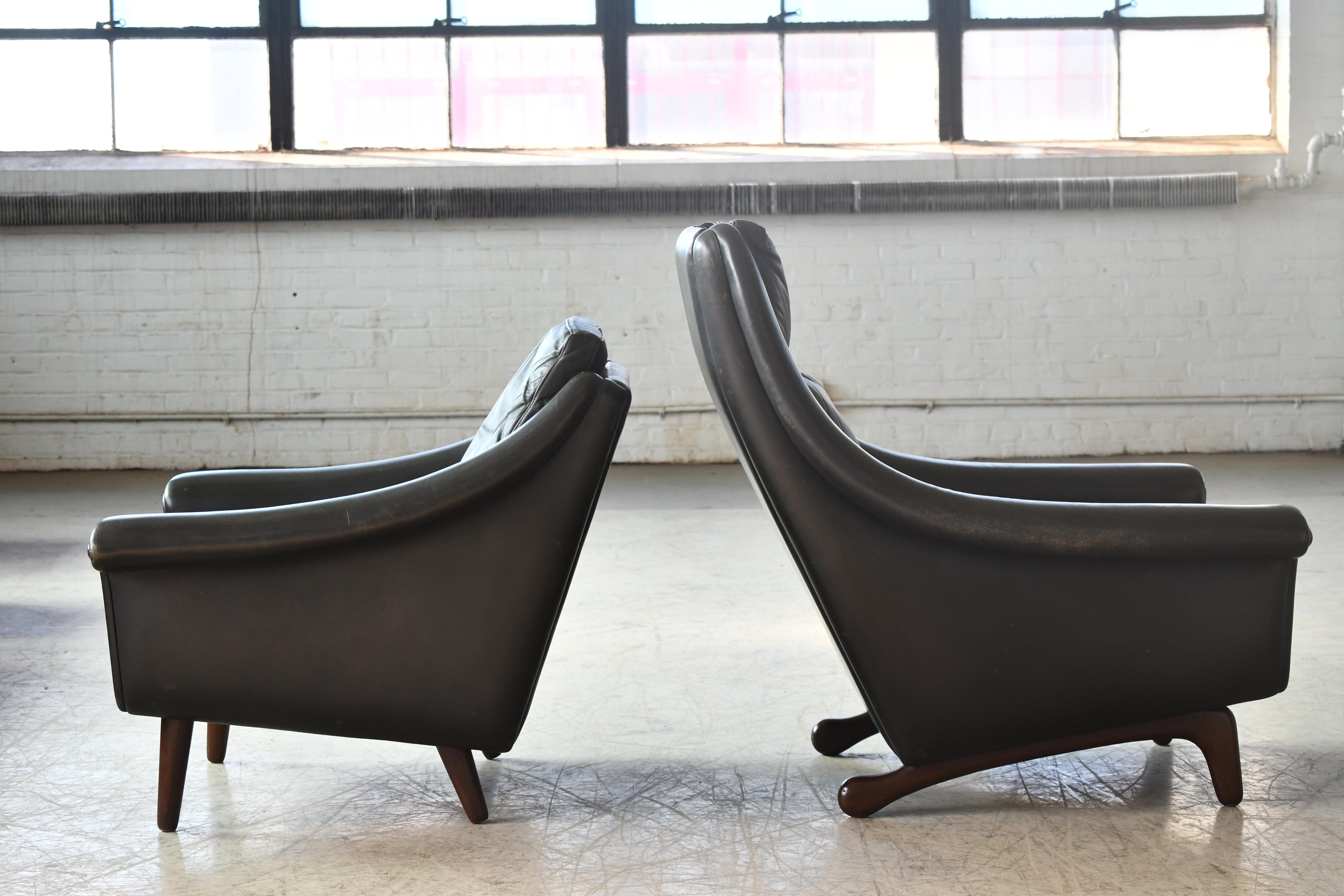 Mid-20th Century Pair of 1960s Easy Lounge Chairs Model Matador in Black Leather and Teak Base For Sale