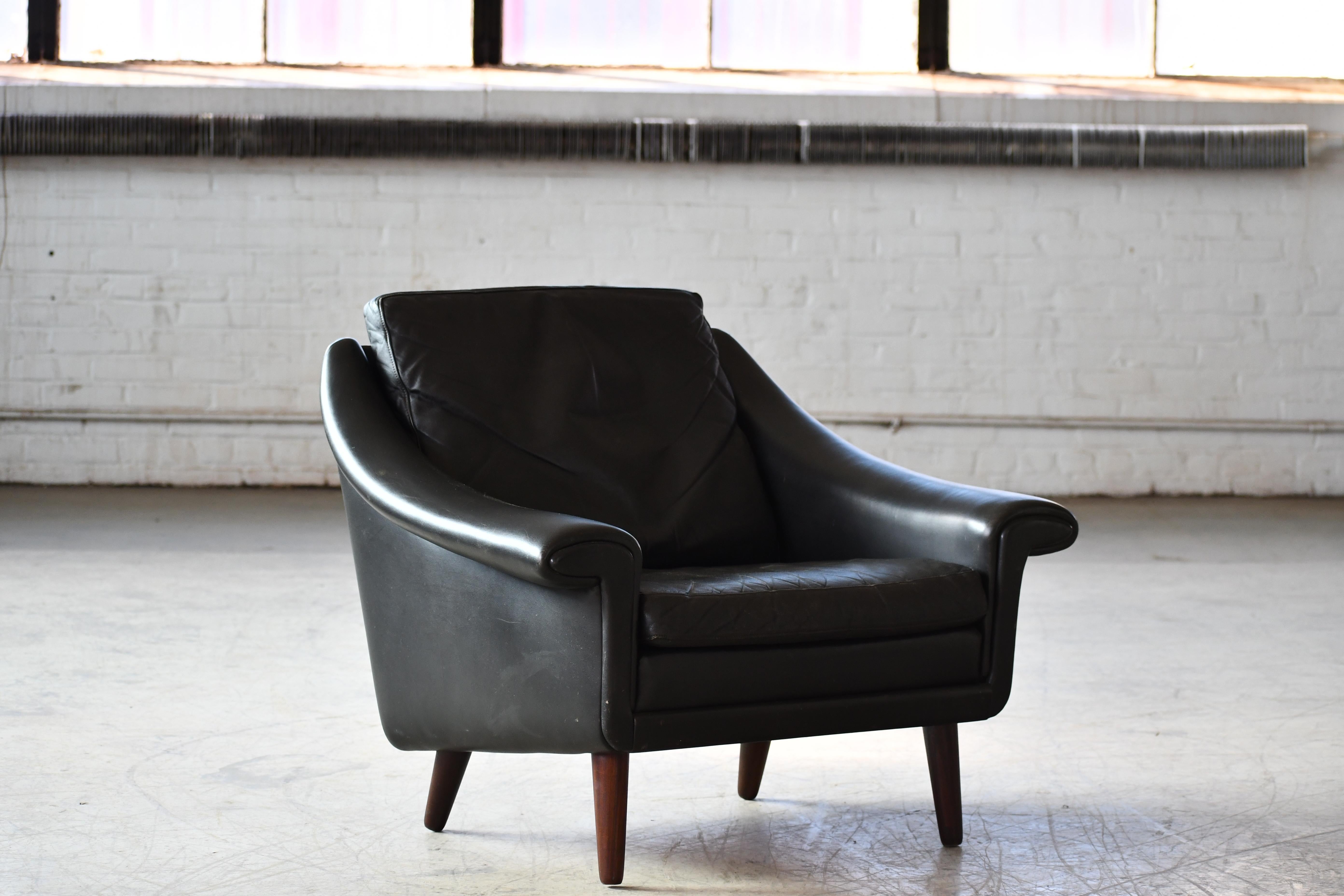Paire de fauteuils Easy Lounge des années 1960, modèle Matador, en cuir noir et base en teck en vente 2