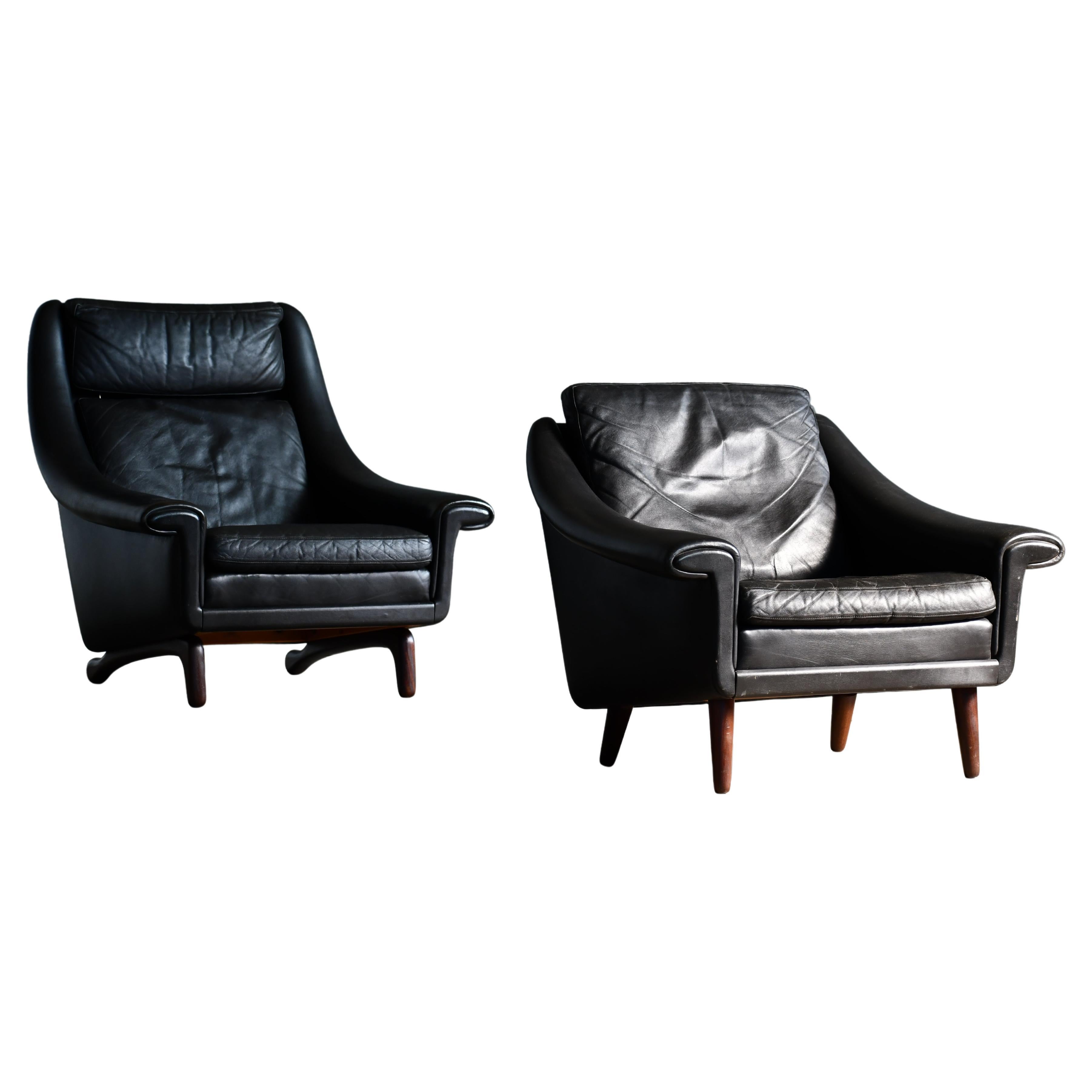 Pair of 1960s Easy Lounge Chairs Model Matador in Black Leather and Teak Base For Sale