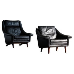 Pair of 1960s Easy Lounge Chairs Model Matador in Black Leather and Teak Base(v)