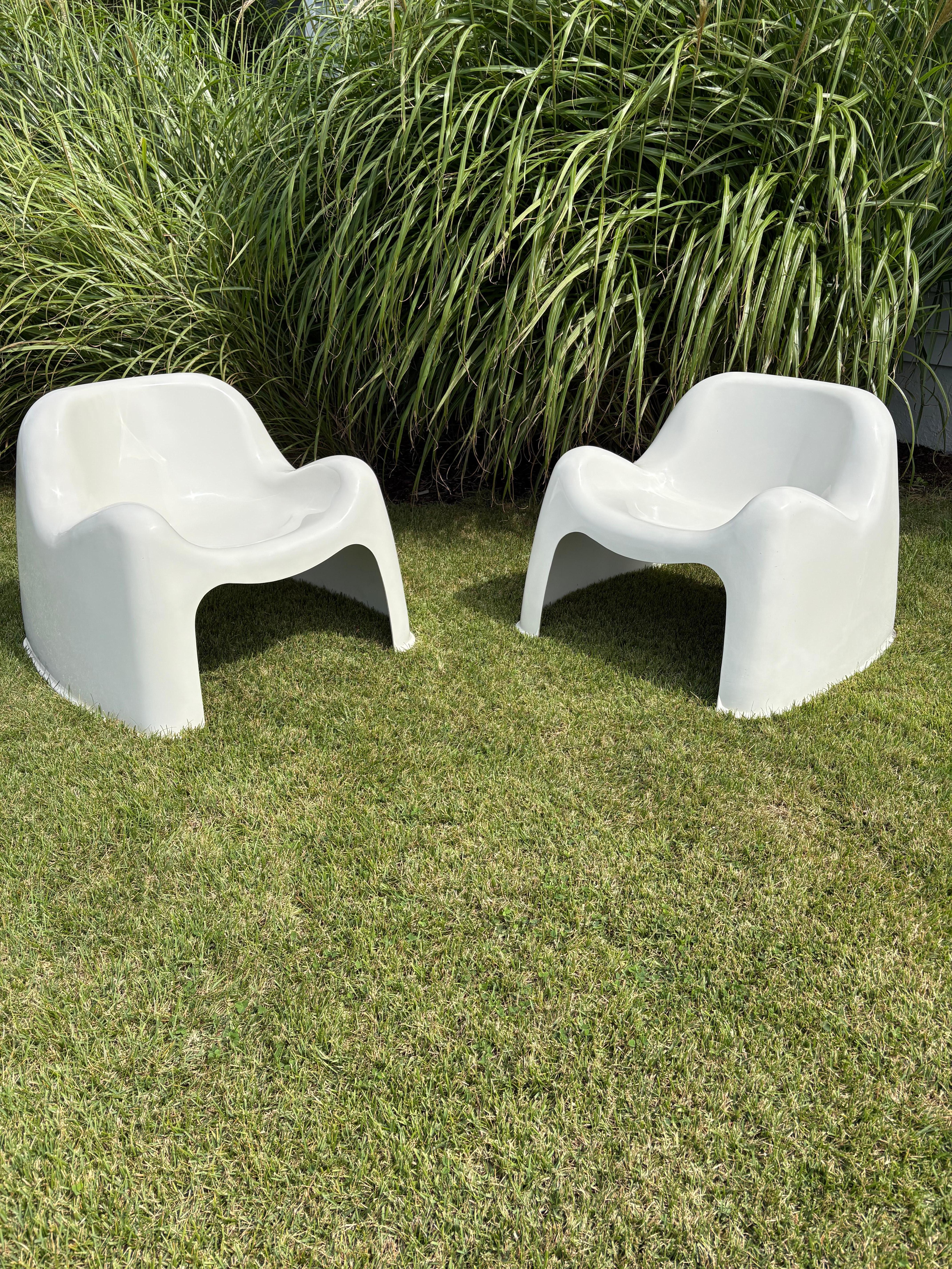Ère spatiale Paire de chaises Toga en fibre de verre des années 1960, designées par Sergio Mazza pour Artemide en vente