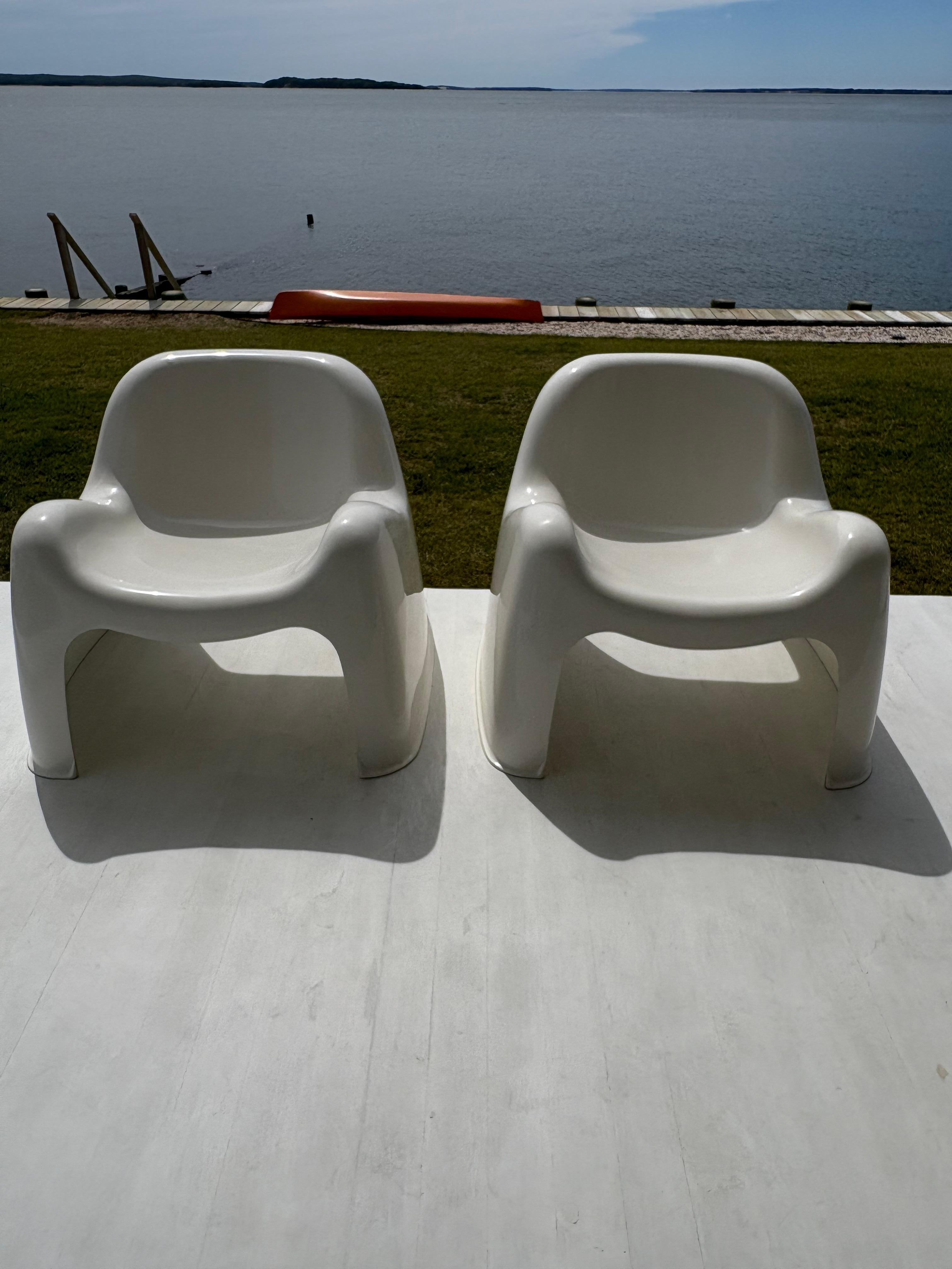 Moulé Paire de chaises Toga en fibre de verre des années 1960, designées par Sergio Mazza pour Artemide en vente