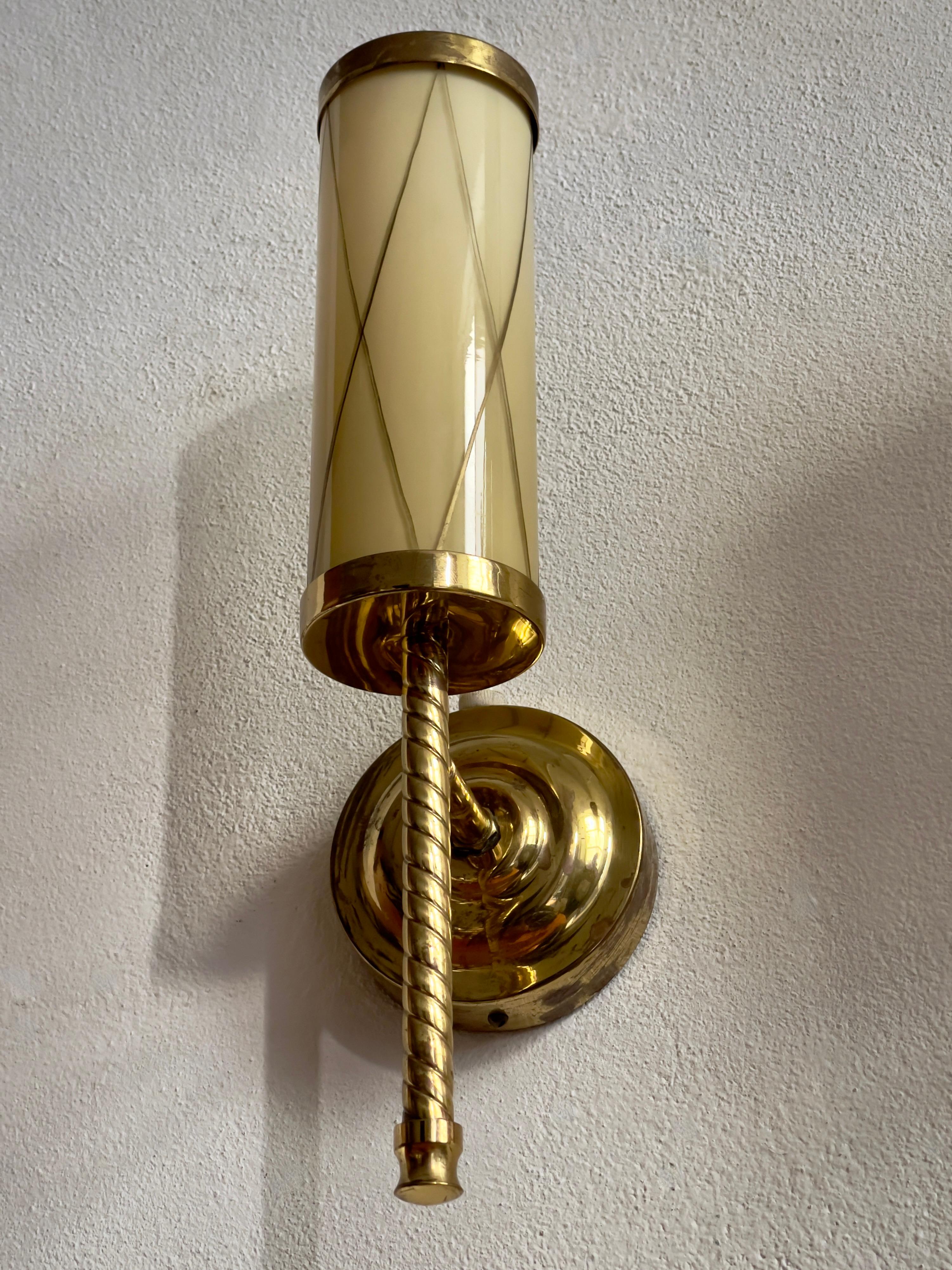 Ein Paar finnische Wandlampen aus Opalglas aus den 1960er Jahren, die Paavo Tynell zugeschrieben werden. im Angebot 5