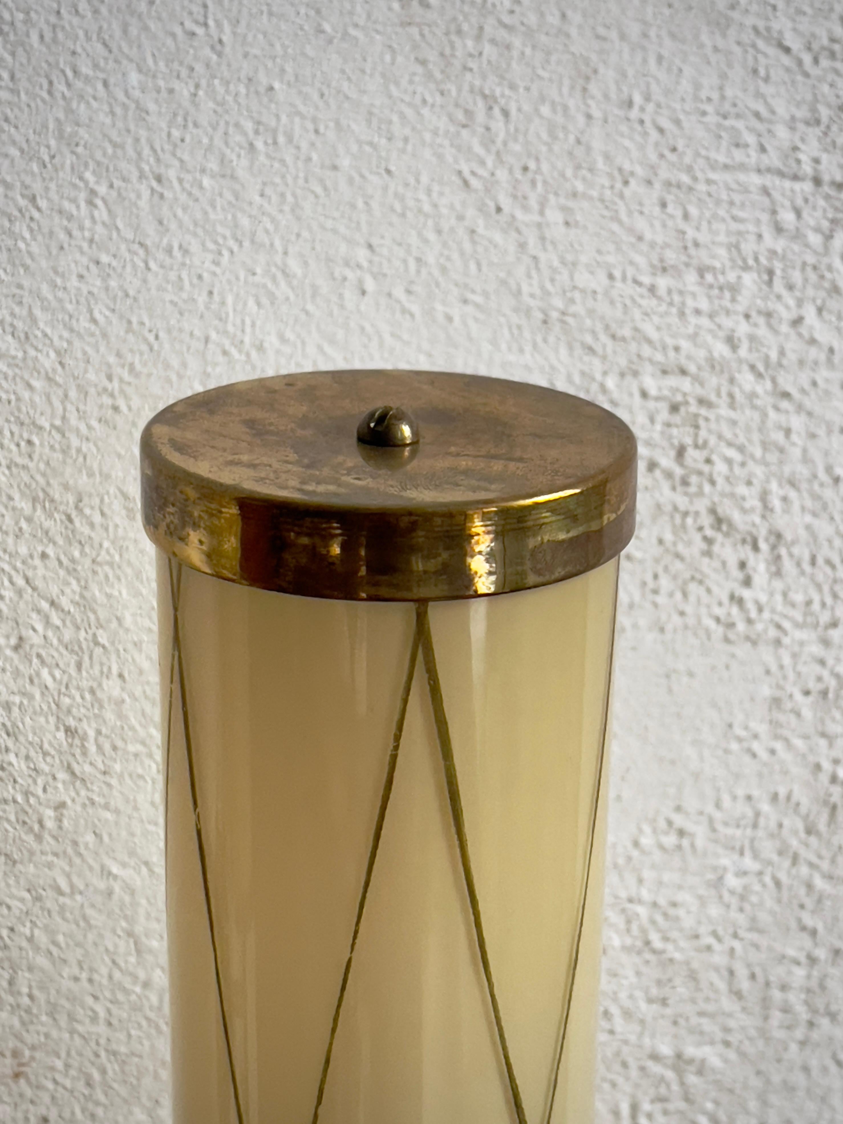 Ein Paar finnische Wandlampen aus Opalglas aus den 1960er Jahren, die Paavo Tynell zugeschrieben werden. im Angebot 7