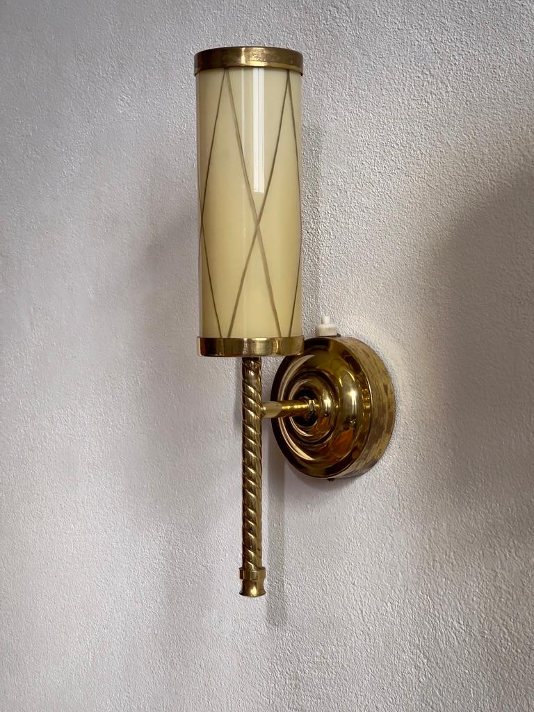 Ein Paar finnische Wandlampen aus Opalglas aus den 1960er Jahren, die Paavo Tynell zugeschrieben werden. (Skandinavische Moderne) im Angebot
