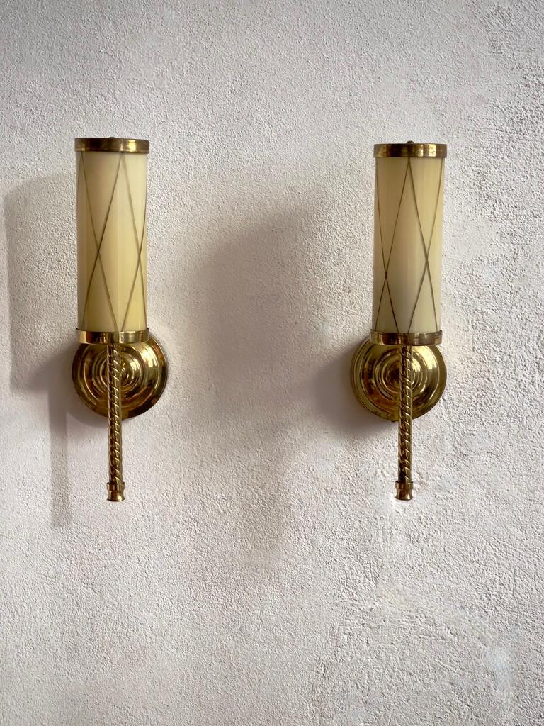 Ein Paar finnische Wandlampen aus Opalglas aus den 1960er Jahren, die Paavo Tynell zugeschrieben werden. (Handgefertigt) im Angebot