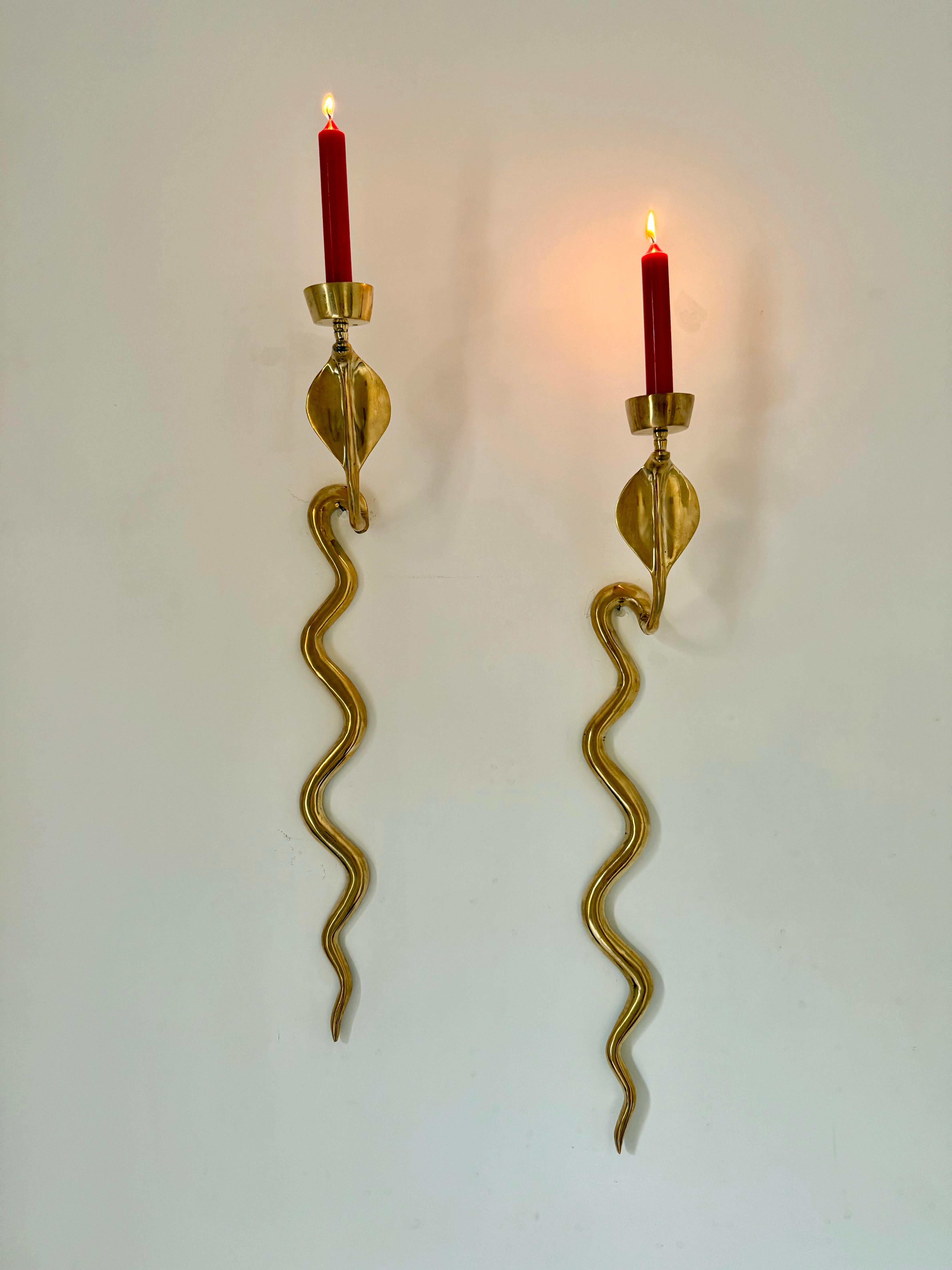 Ein Paar französische Kobra-Leuchten aus den 1960er Jahren.

Hervorragendes Paar Kerzenhalter aus massivem Messing. Schöne Wandleuchter im Stil des Ägyptischen Revivals aus einer großen Pariser Wohnung. In ausgezeichnetem Zustand mit einem kleinen