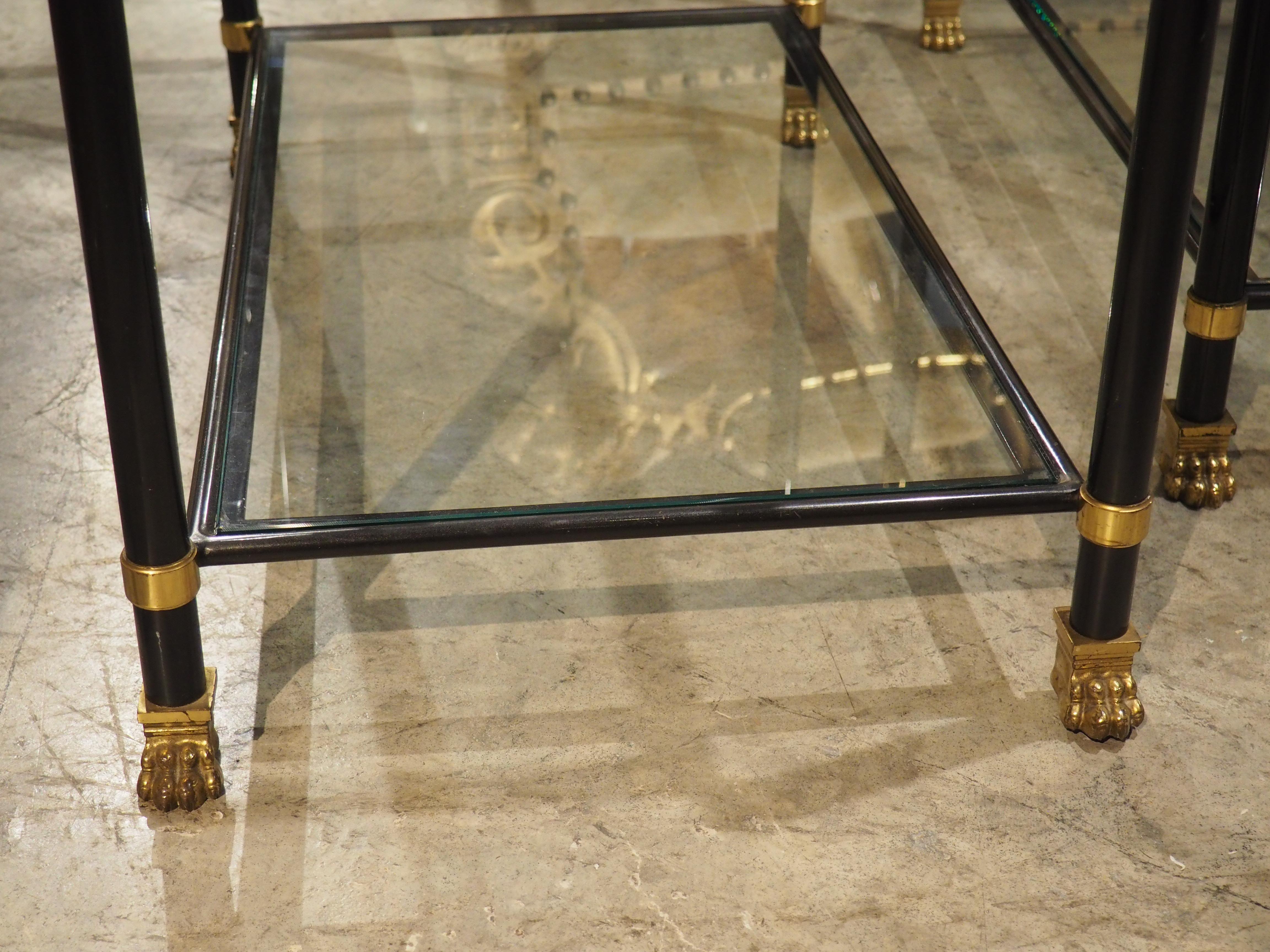 Pareja de mesas auxiliares francesas de los años 60 de bronce, metal y cristal con patas de león 4