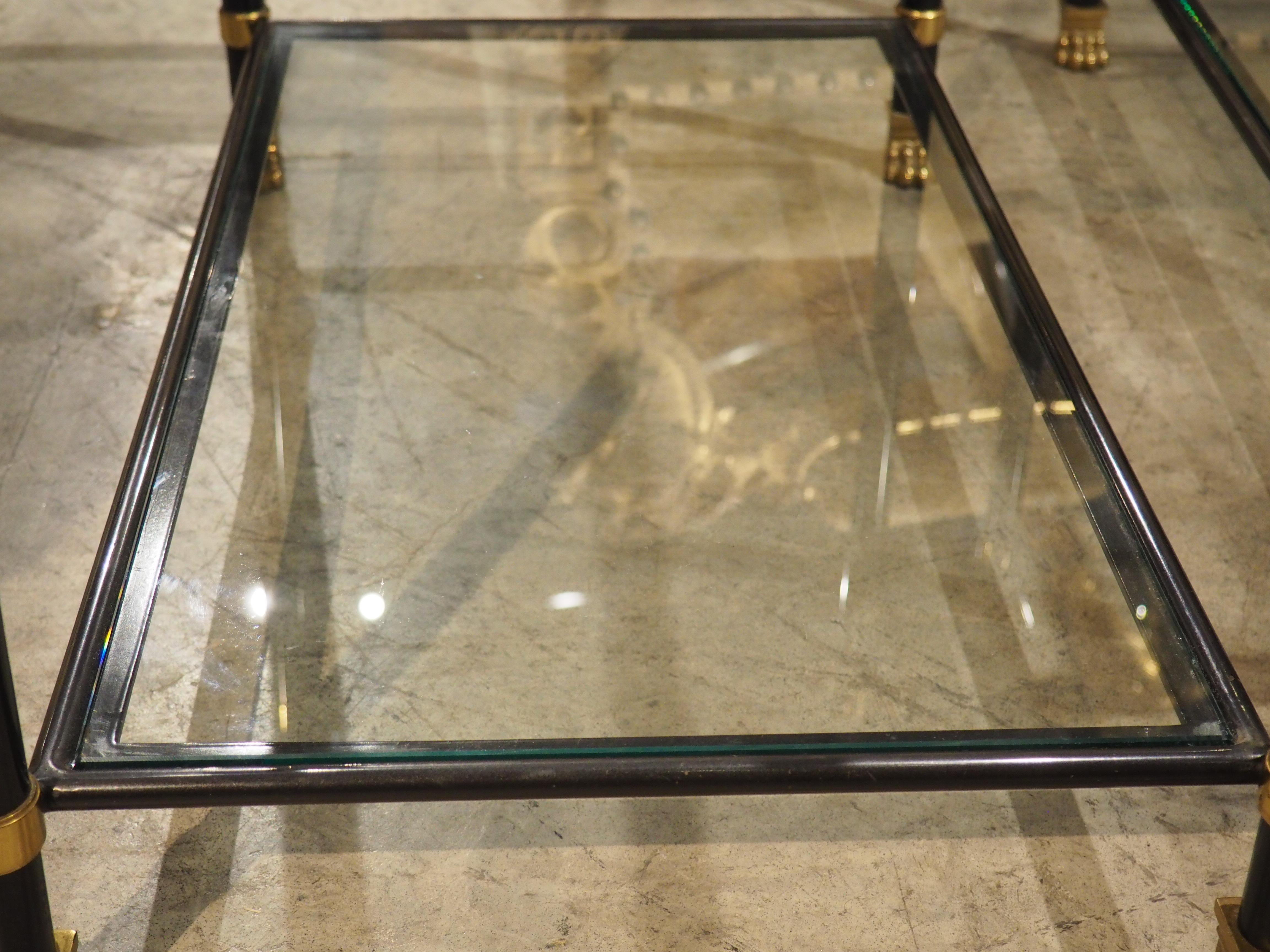 Pareja de mesas auxiliares francesas de los años 60 de bronce, metal y cristal con patas de león 7