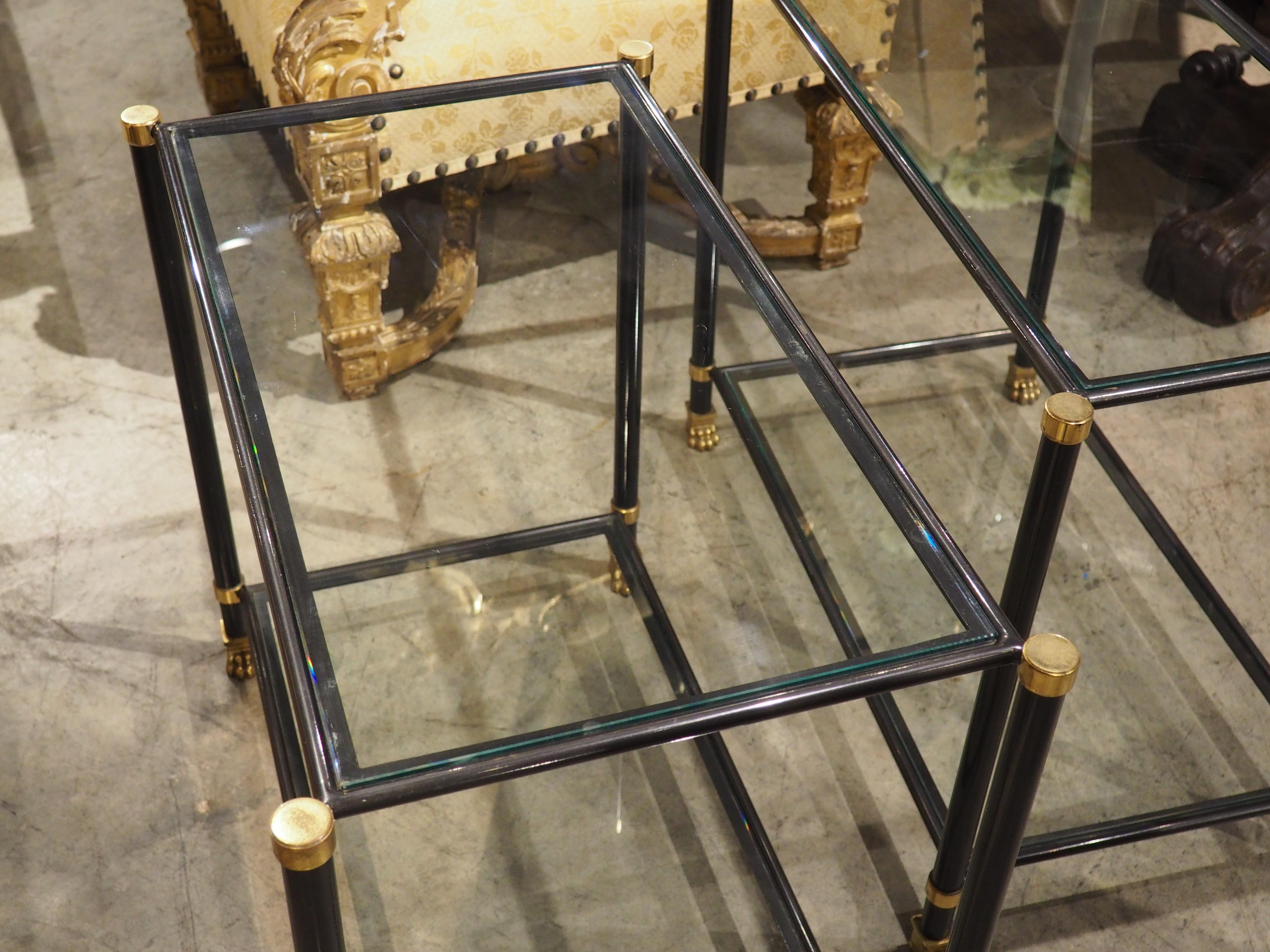 Pareja de mesas auxiliares francesas de los años 60 de bronce, metal y cristal con patas de león 8