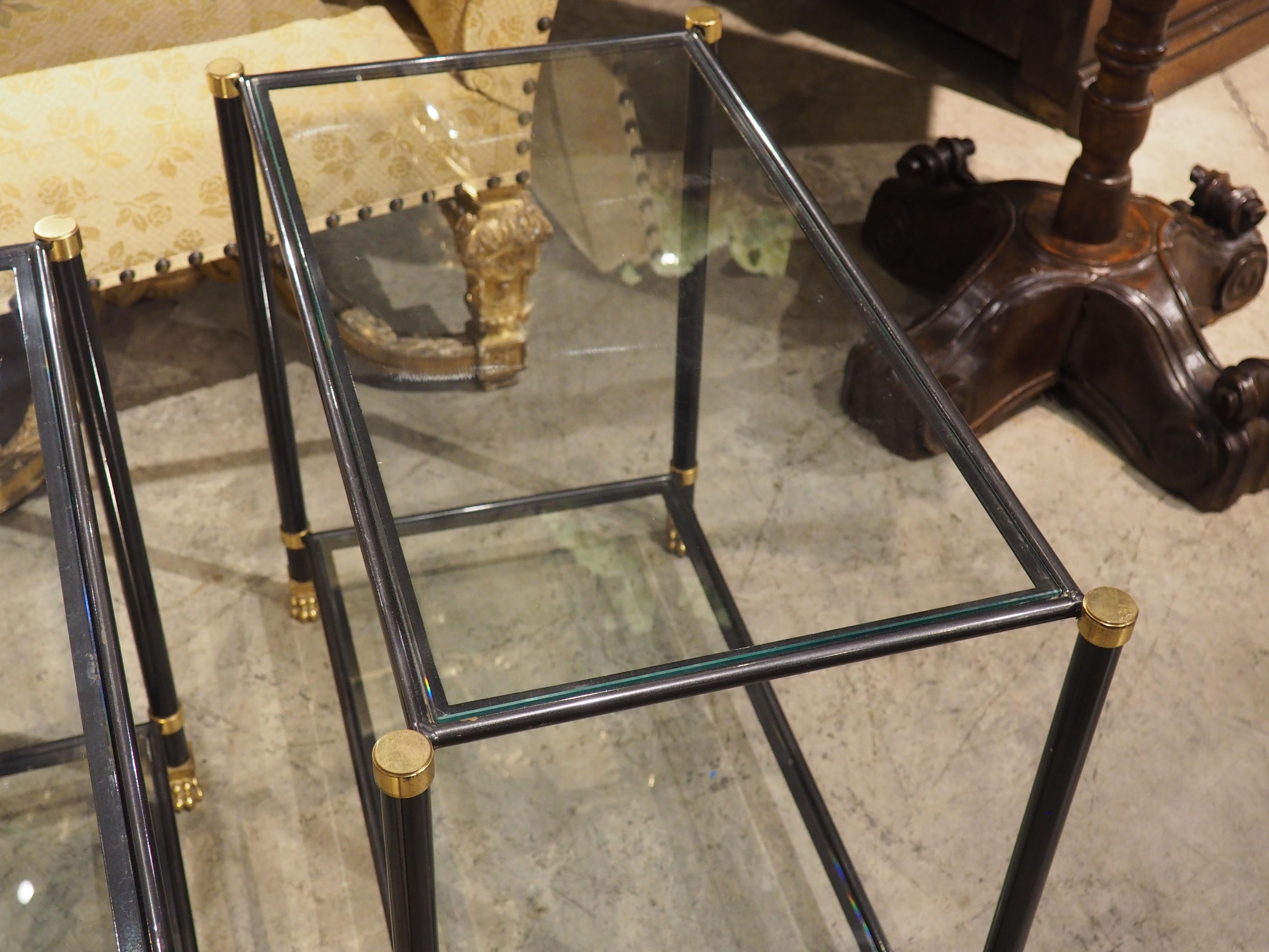 Pareja de mesas auxiliares francesas de los años 60 de bronce, metal y cristal con patas de león 9