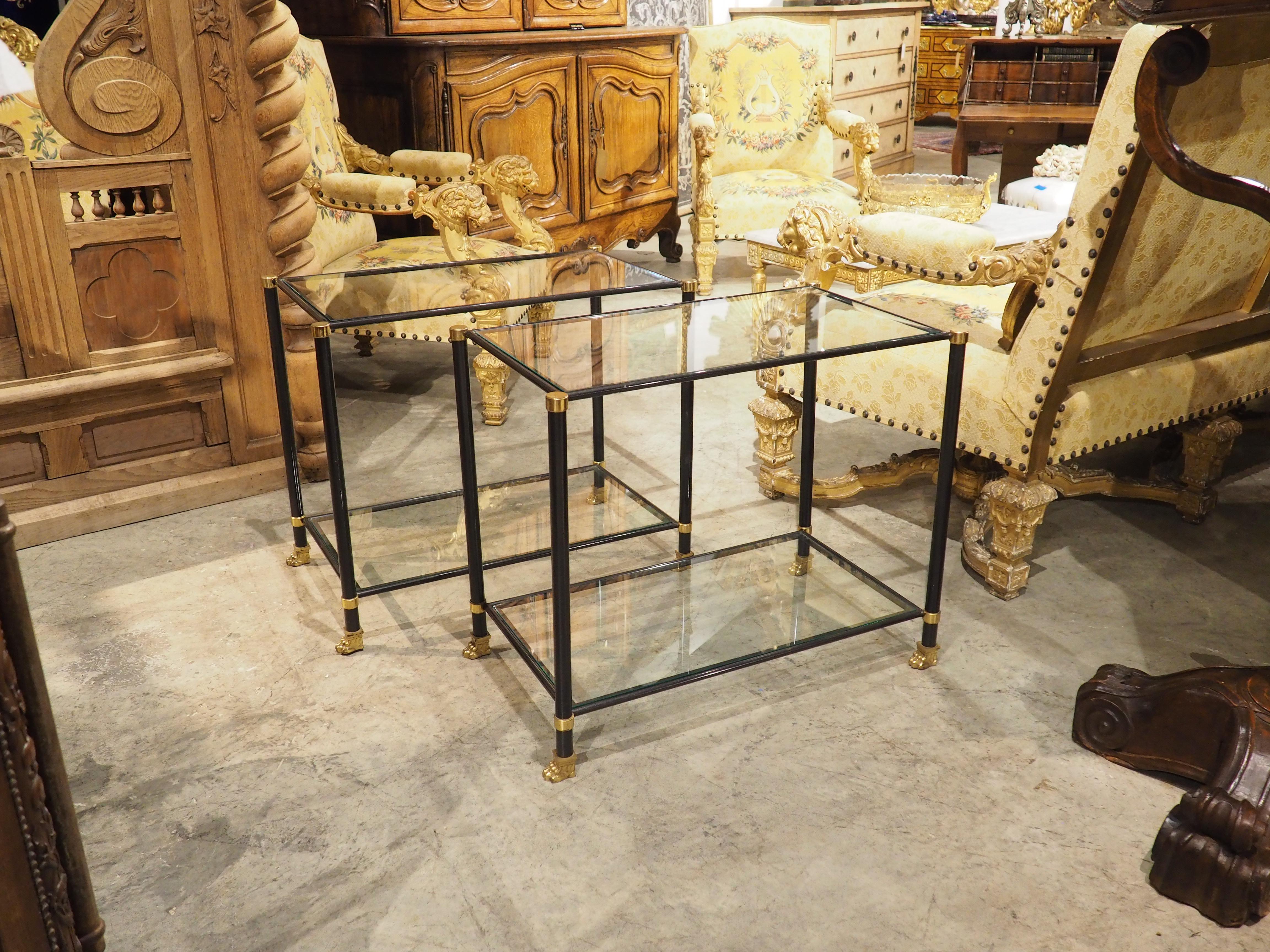 Pareja de mesas auxiliares francesas de los años 60 de bronce, metal y cristal con patas de león Francés
