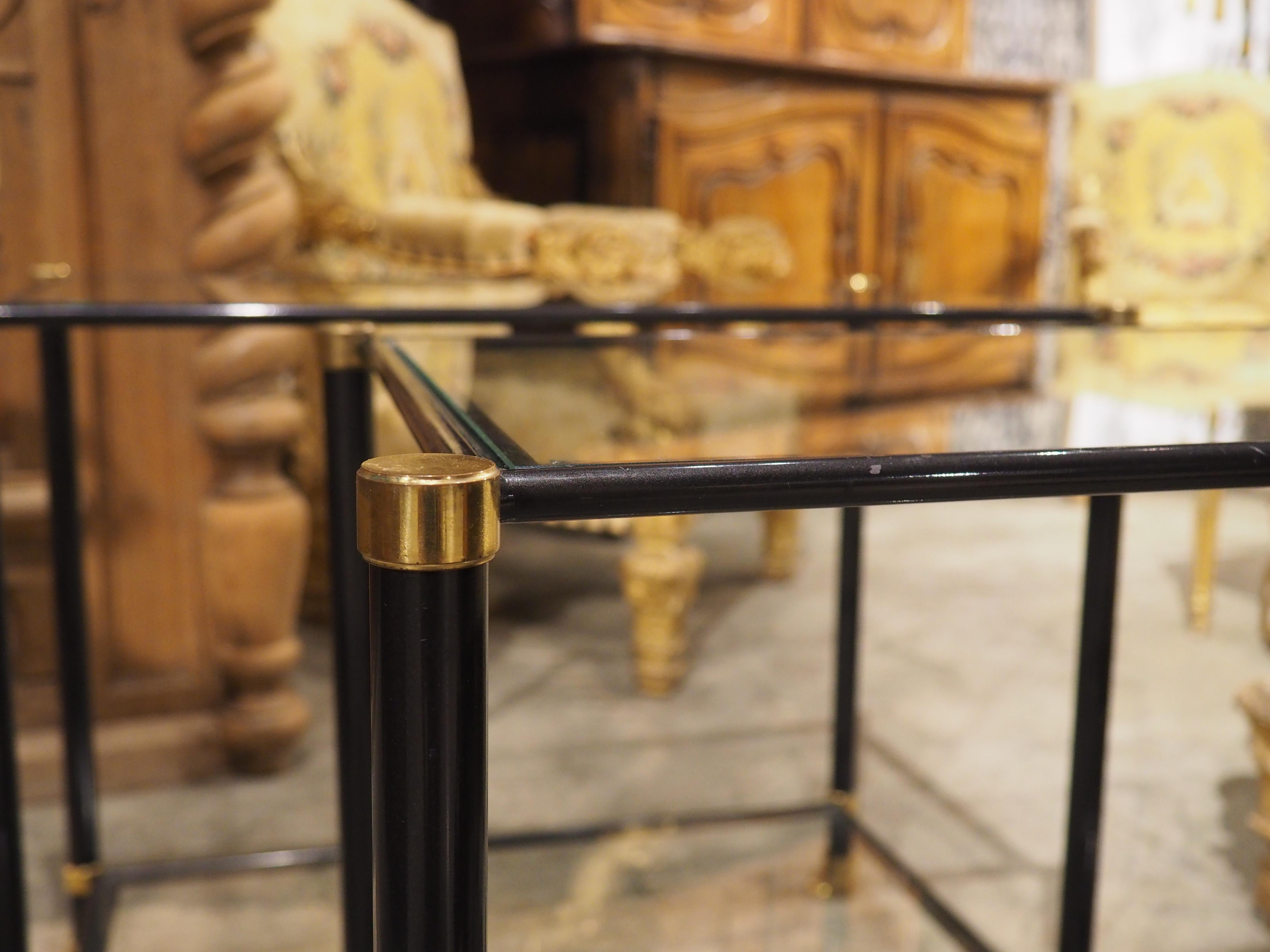 Pareja de mesas auxiliares francesas de los años 60 de bronce, metal y cristal con patas de león 2