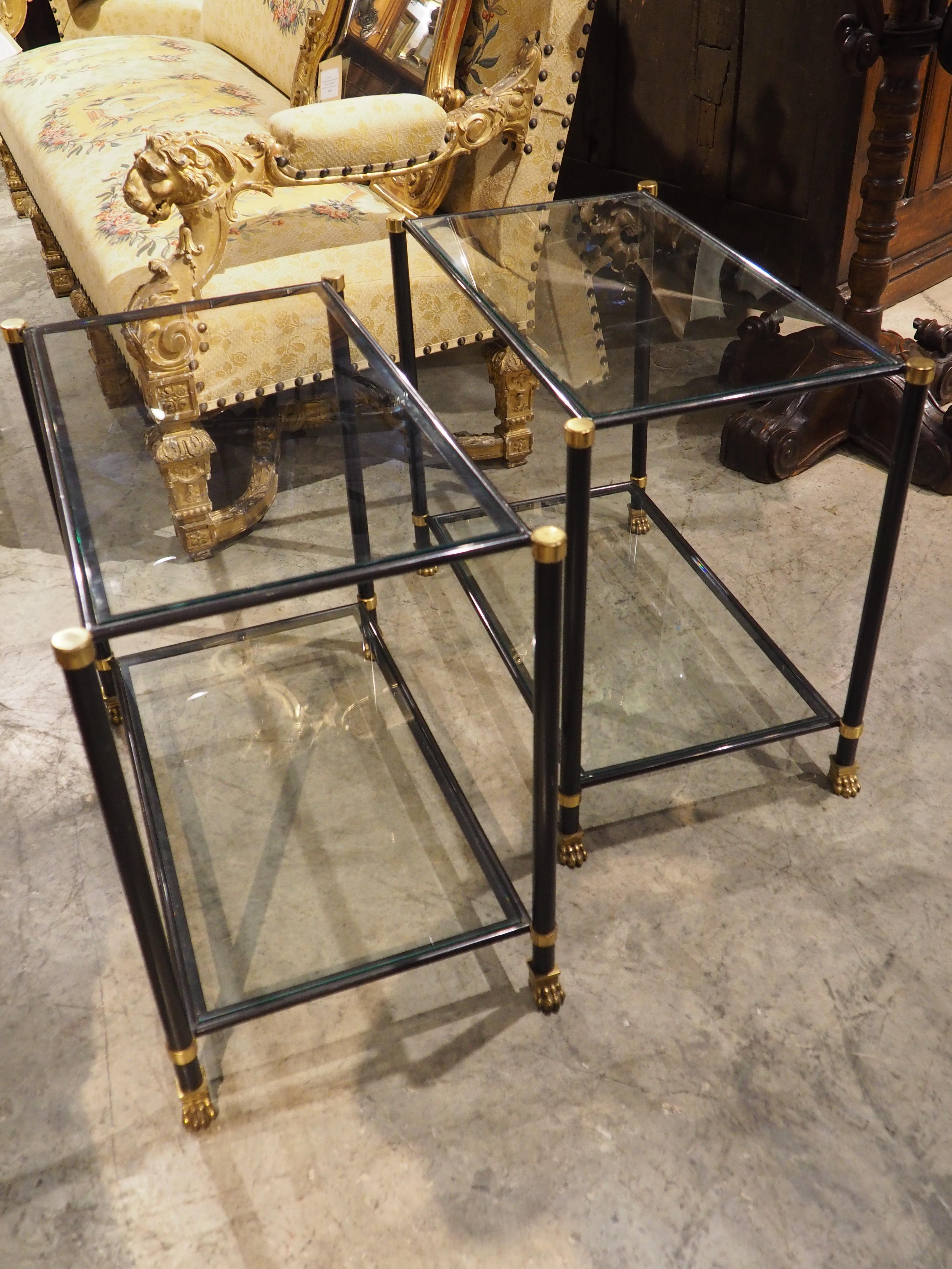 Pareja de mesas auxiliares francesas de los años 60 de bronce, metal y cristal con patas de león 3
