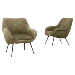 Coppia di poltrone imbottite in stile Art Deco francese degli anni 
60, di colore verde