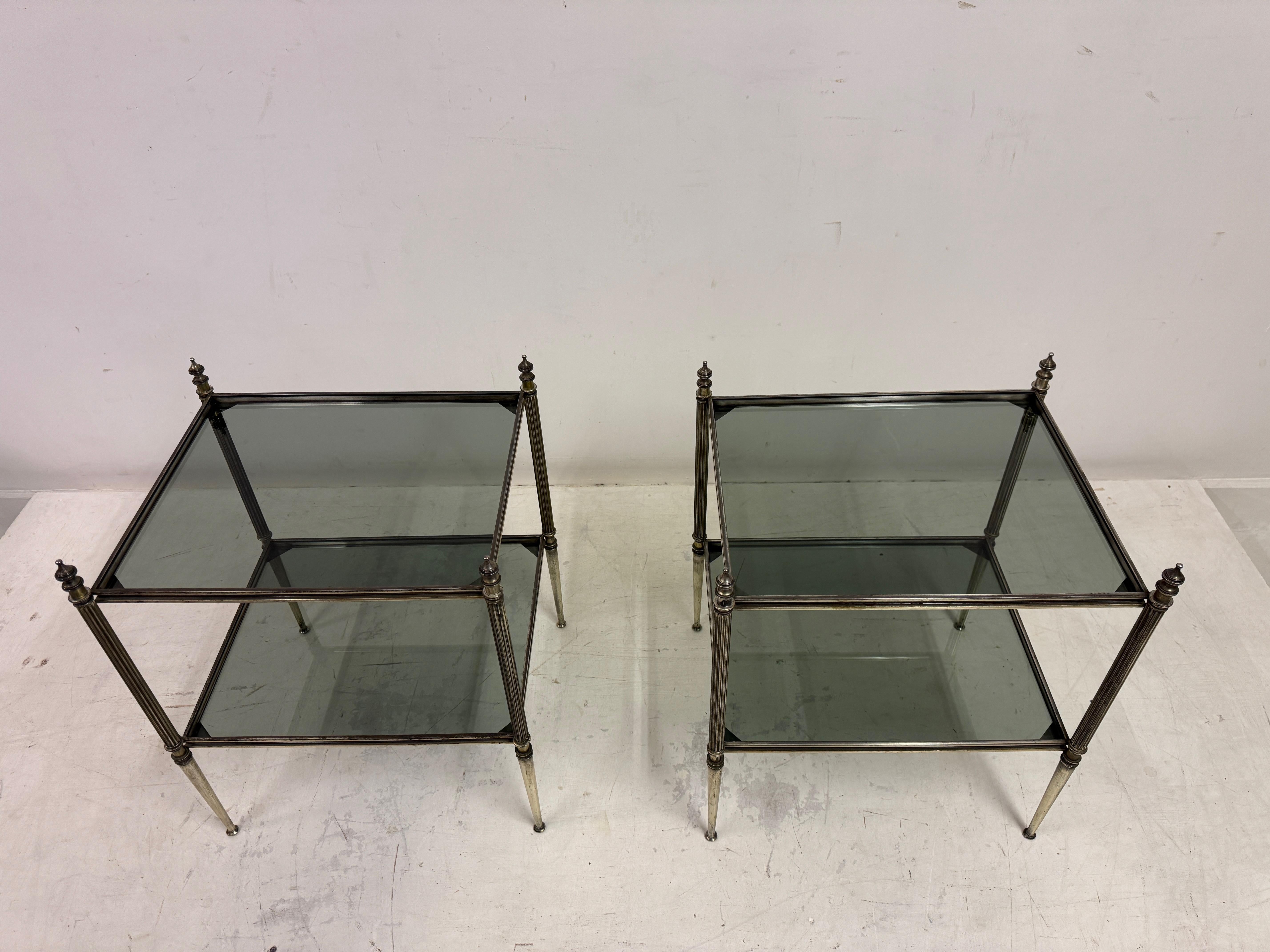 Paire d'étagères de table d'appoint françaises des années 1960 en laiton nickelé en vente 4